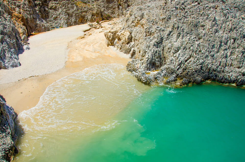 im kristallklaren wasser am seitan limania strand schwimmen