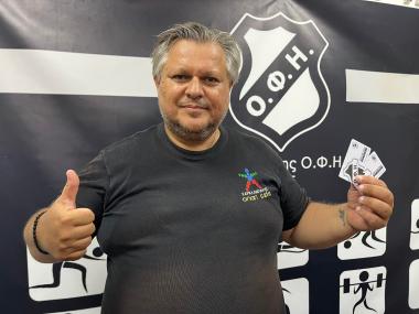 Ο Δημήτρης Χαραλαμπάκης πήρε την ΚΑΡΤΑ ΕΝΙΣΧΥΣΗΣ της ομάδας βόλεϊ του ΟΦΗ-Στήριξε και ΕΣΥ την προσπάθεια