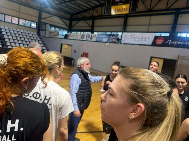 Ο Γιάννης Δανδάλης στην προπόνηση των κοριτσιών του ΟΦΗ: "Πιστεύω πολύ σε εσάς"