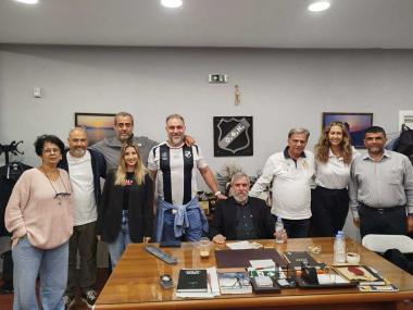 Κοντά στον πρόεδρο και την ομάδα βόλεϊ τα μέλη του Διοικητικού Συμβουλίου του Ερασιτέχνη ΟΦΗ