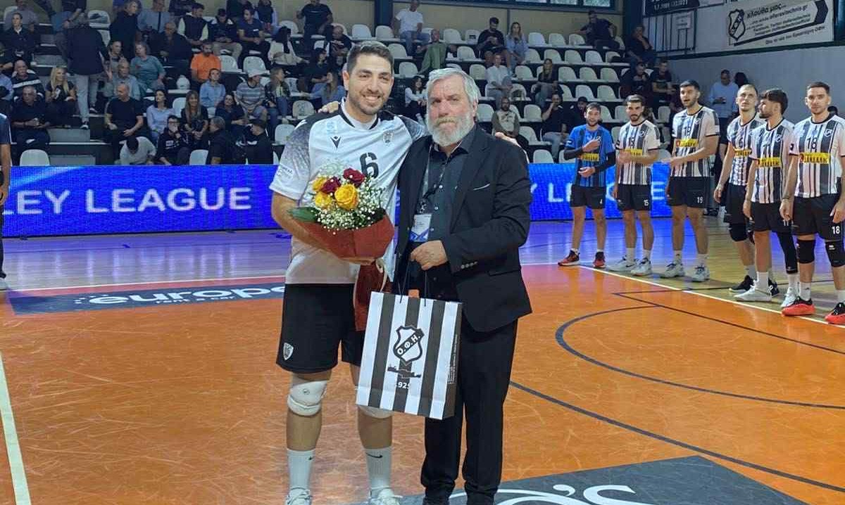 Ο Γιάννης Δανδάλης βράβευσε τον Γιώργο Μιχελάκη για την προσφορά του στον ΟΦΗ