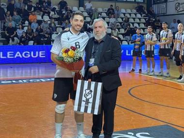 Ο Γιάννης Δανδάλης βράβευσε τον Γιώργο Μιχελάκη για την προσφορά του στον ΟΦΗ