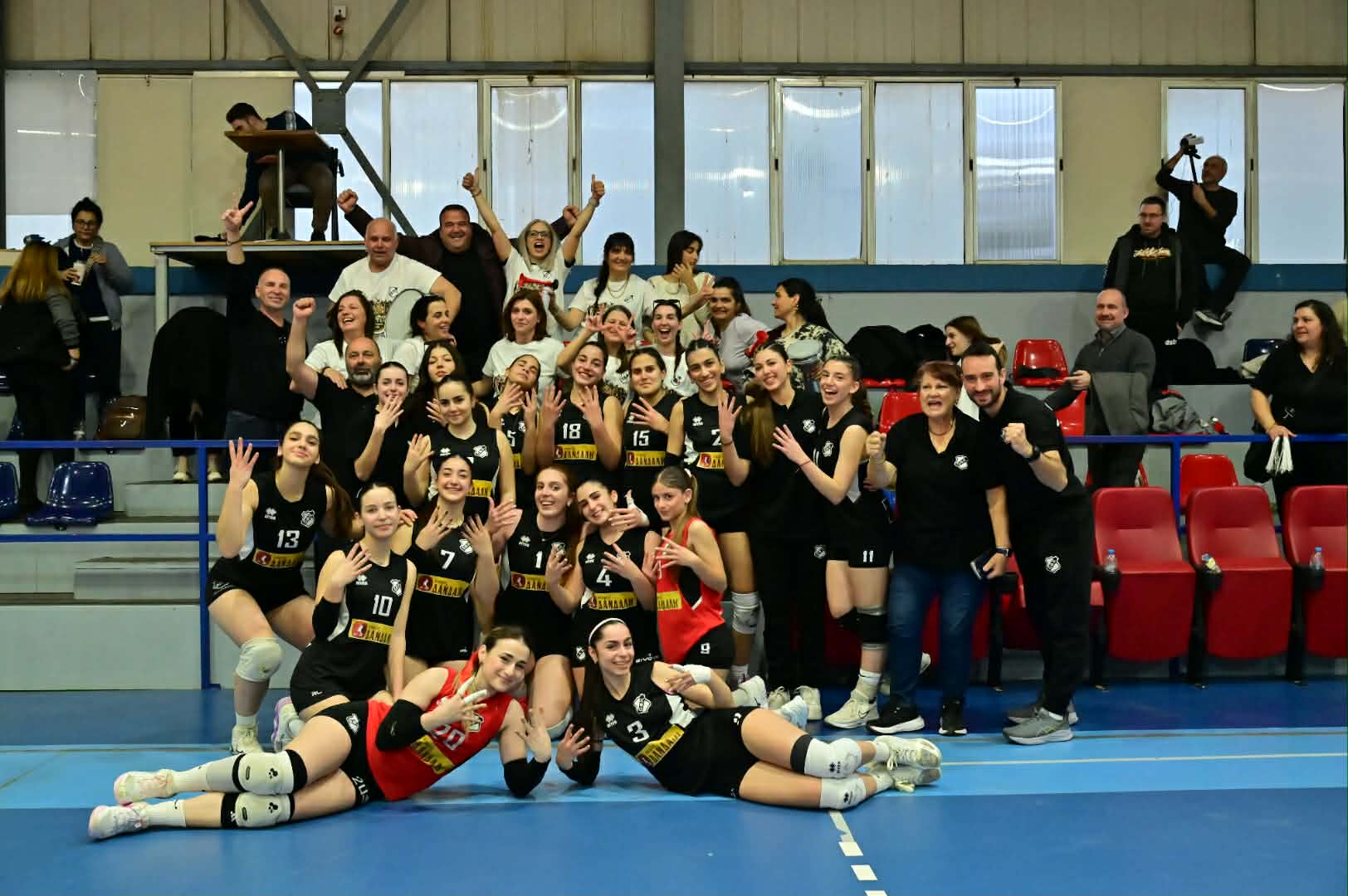 Γράφουν ιστορία τα κορίτσια του ΟΦΗ-Για 3η χρονιά στους "8" της Ελλάδος!