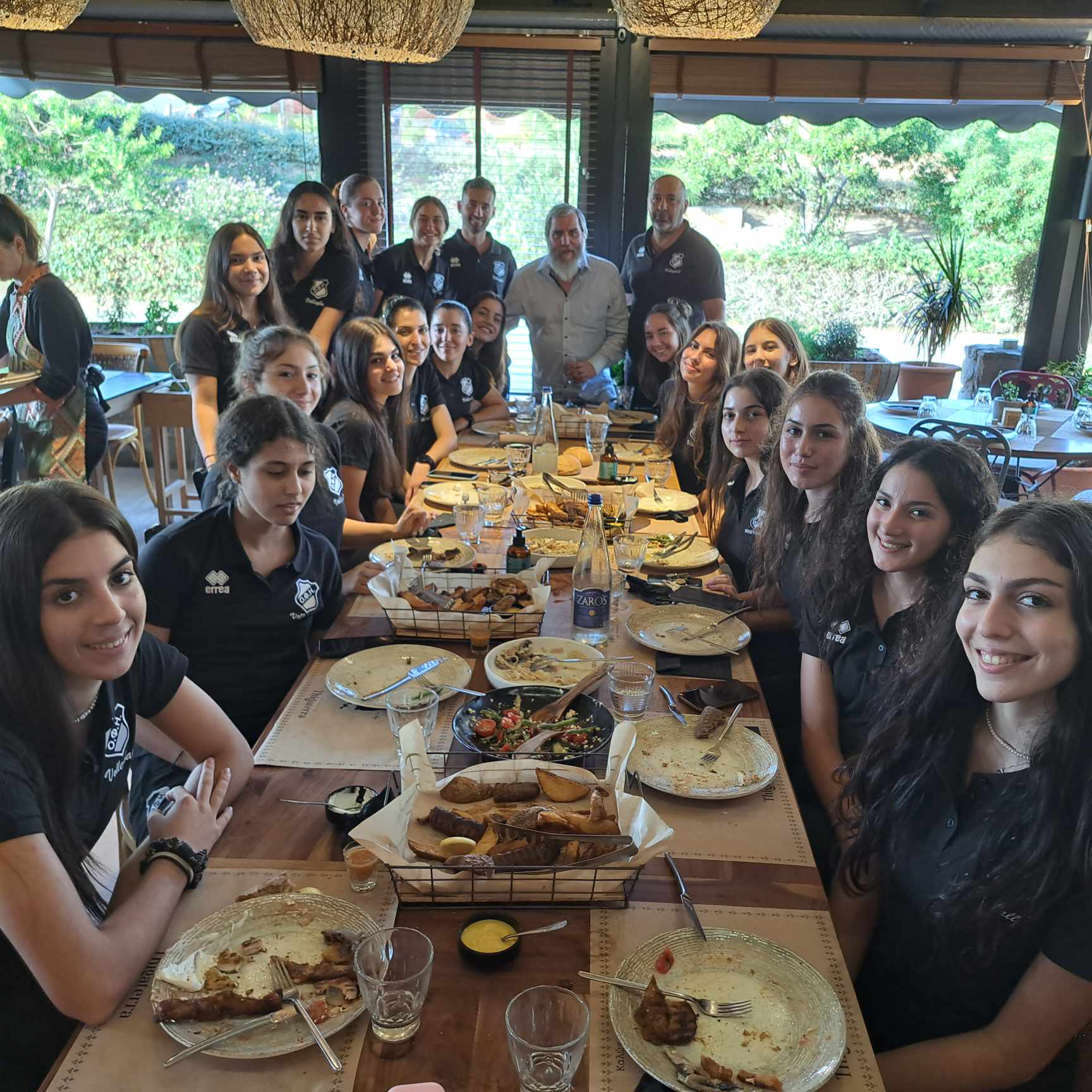 Προεδρικό τραπέζι απο τον Γιάννη Δανδάλη στα κορίτσια  της ομάδας βόλεϊ του ΟΦΗ (ΦΩΤΟΓΡΑΦΙΕΣ)