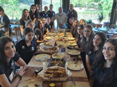 Προεδρικό τραπέζι απο τον Γιάννη Δανδάλη στα κορίτσια  της ομάδας βόλεϊ του ΟΦΗ (ΦΩΤΟΓΡΑΦΙΕΣ)