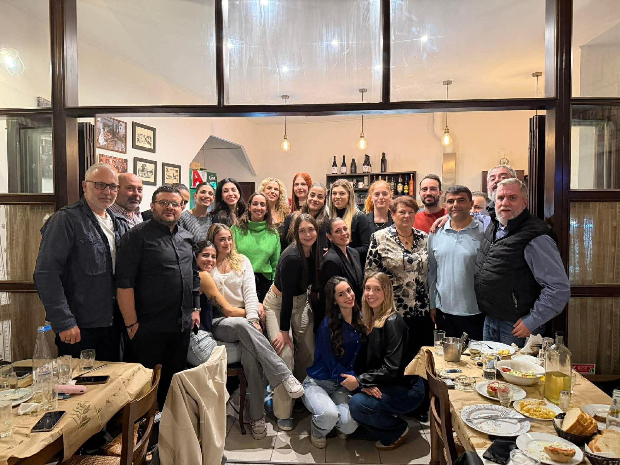 Δείπνο του αντιπροέδρου του Ερασιτέχνη ΟΦΗ Νίκου Τσαμπουράκη στα κορίτσια της ομάδας βόλεϊ του ΟΦΗ (ΦΩΤΟΓΡΑΦΙΕΣ)