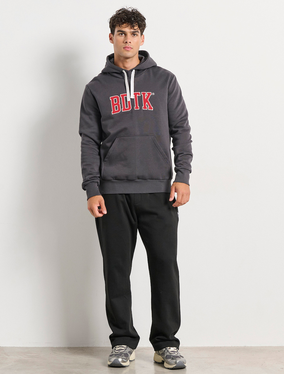 Body Talk
Ανδρική φόρμα σε ίσια γραμμή `Pants οn`