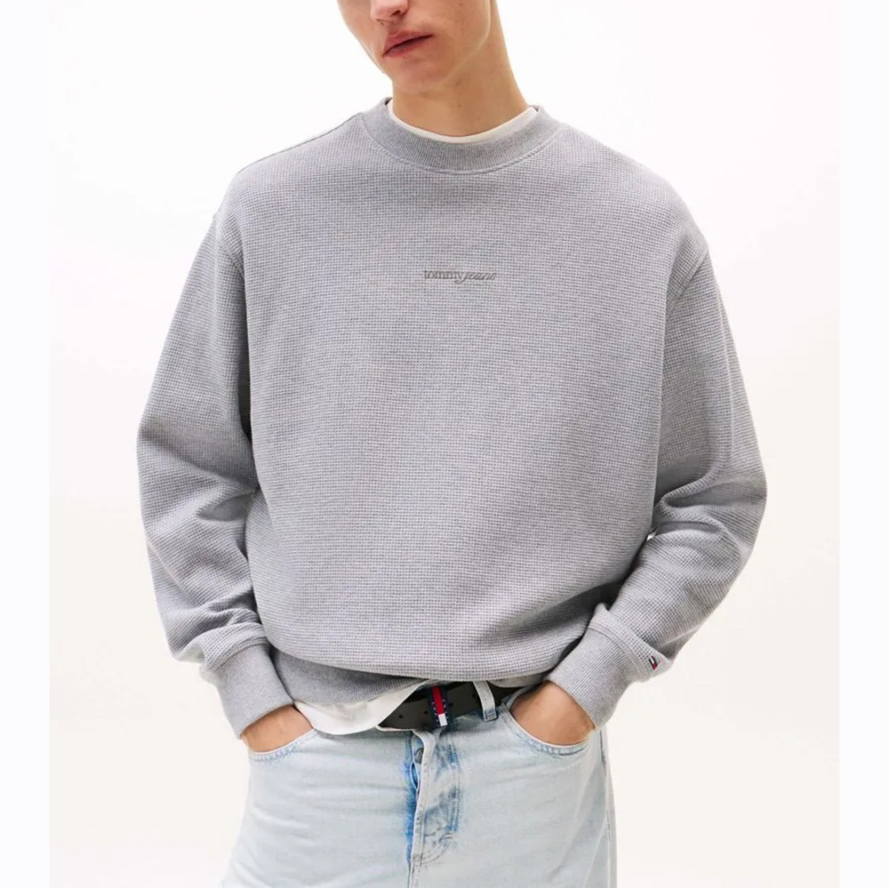 TOMMY HILFIGER TJM RLX WAFFLE SCRIPT CREW DM0DM21622 1
