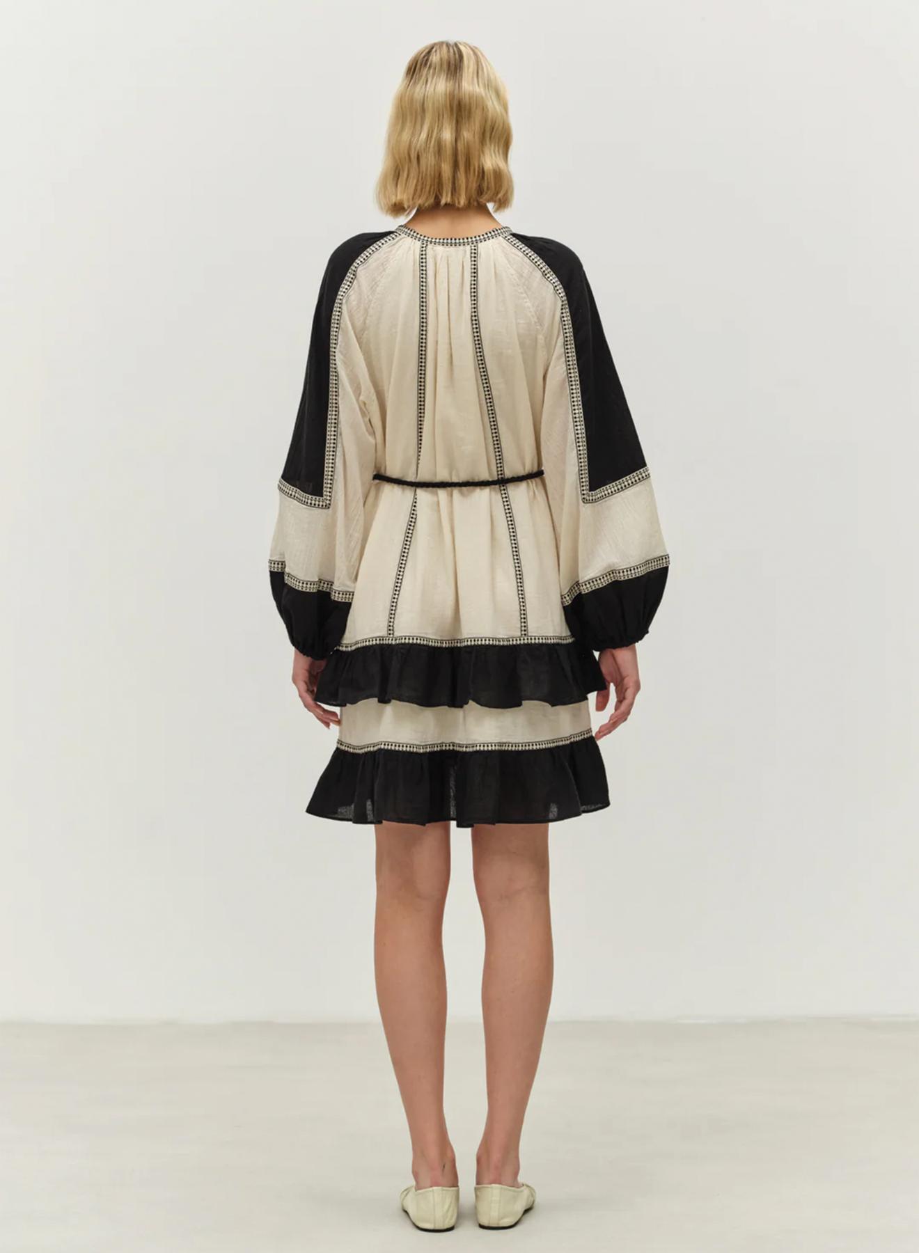 Μαύρο-Off white Φόρεμα γάζα με βολάν και με ζώνη, στρογγυλή λαιμόκοψη και με μακριά μανίκια "EMPHASIS" Devotion Twins - 2