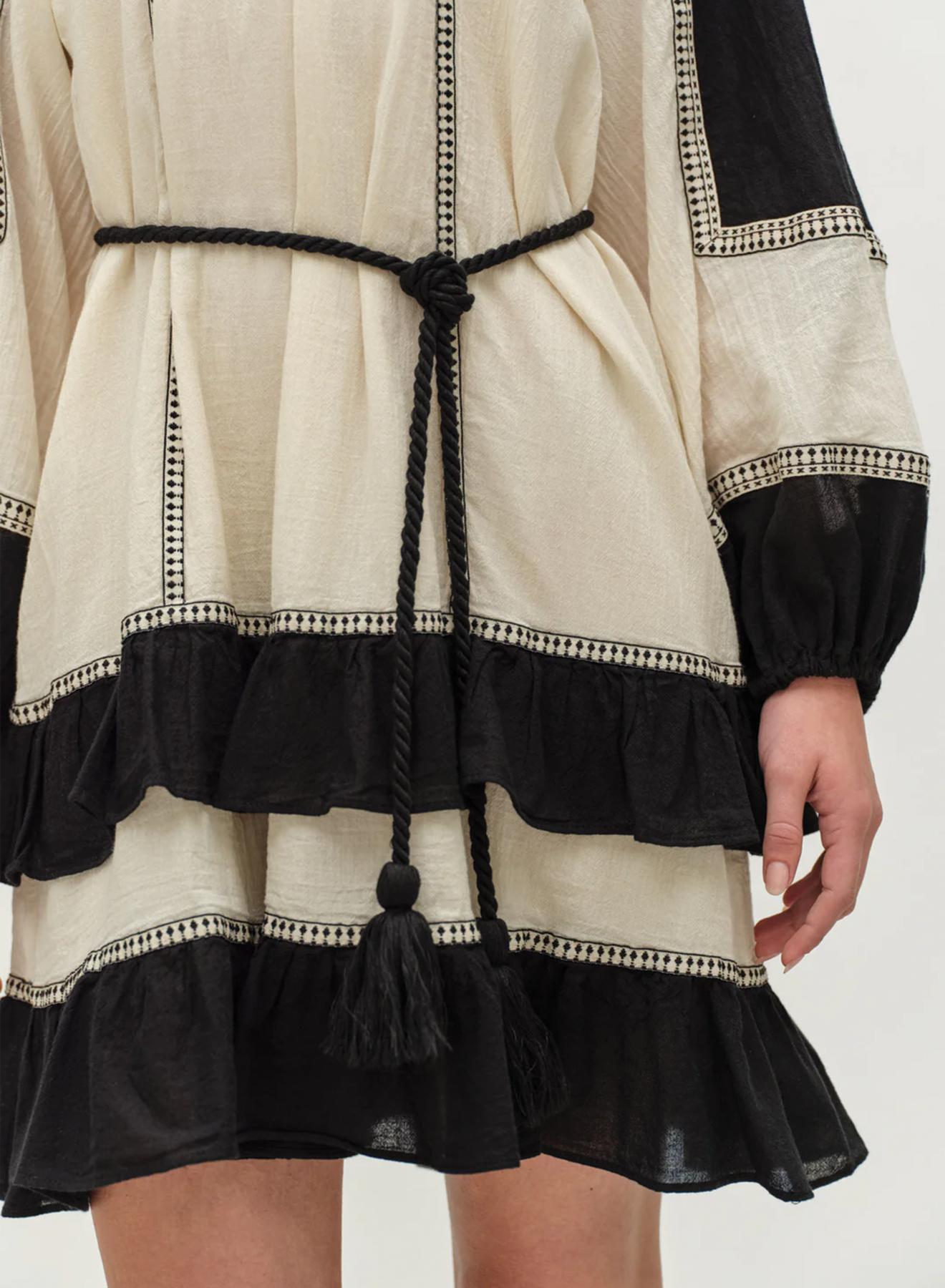 Μαύρο-Off white Φόρεμα γάζα με βολάν και με ζώνη, στρογγυλή λαιμόκοψη και με μακριά μανίκια "EMPHASIS" Devotion Twins - 4