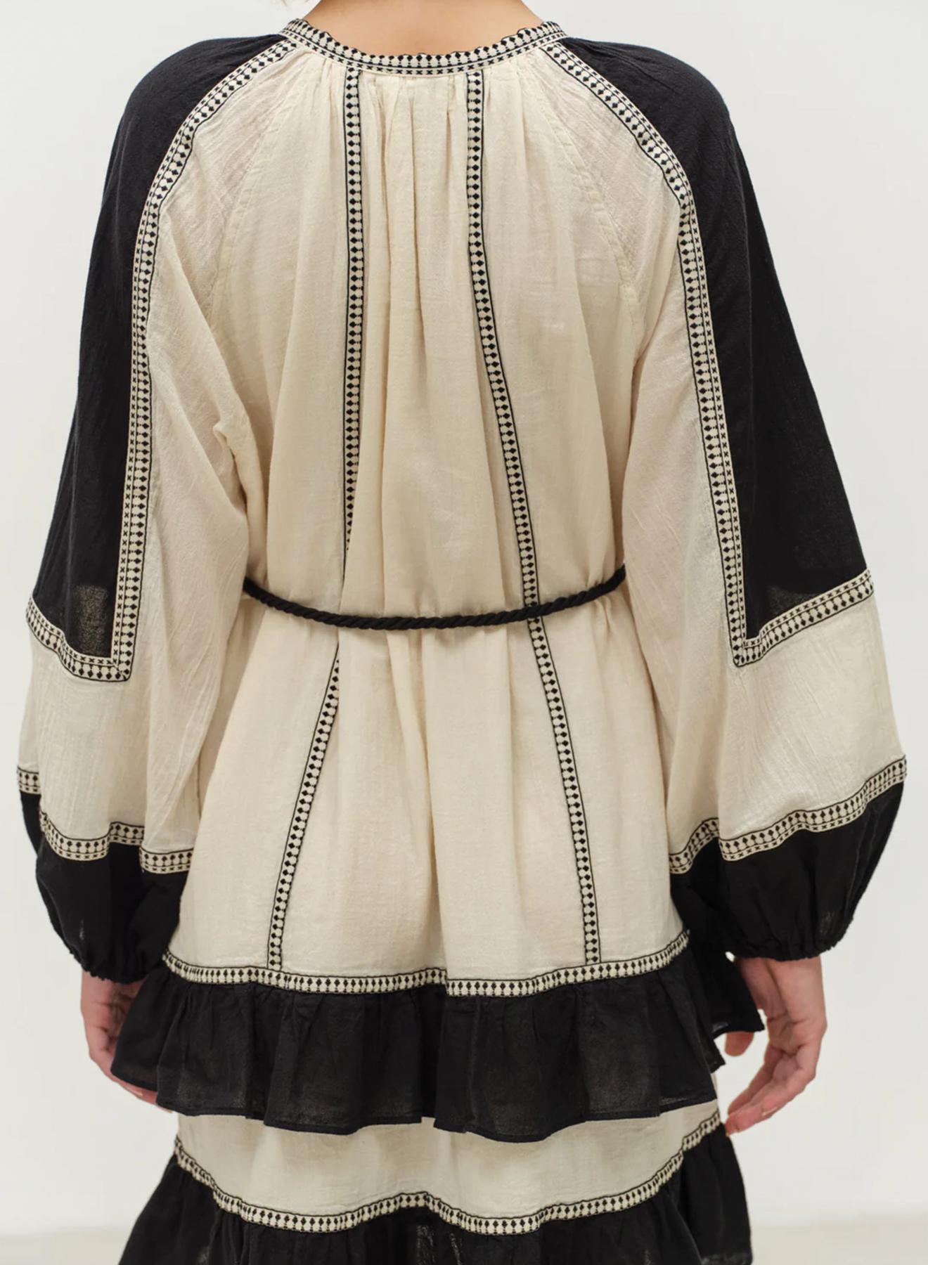 Μαύρο-Off white Φόρεμα γάζα με βολάν και με ζώνη, στρογγυλή λαιμόκοψη και με μακριά μανίκια "EMPHASIS" Devotion Twins - 5