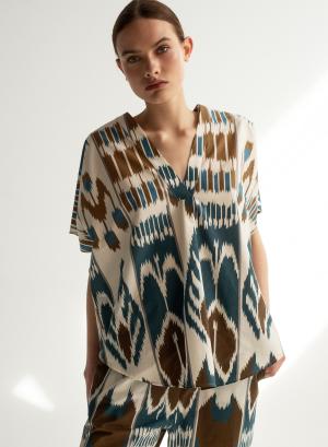 Cotton blouse with dizzy print and V-neckline - 18109