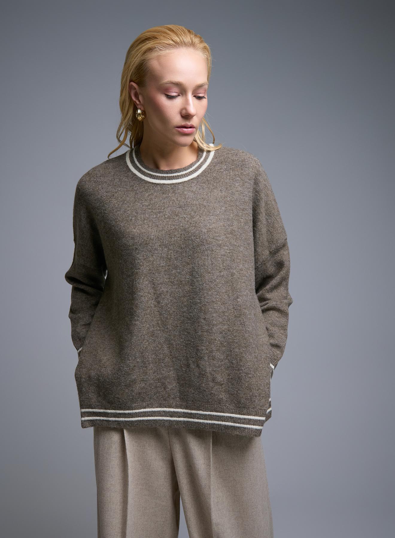 Taupe Sweater with round neck and with side slits See - 3