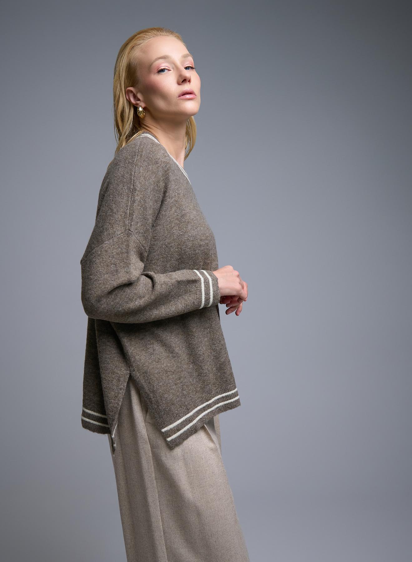 Taupe Sweater with round neck and with side slits See - 4