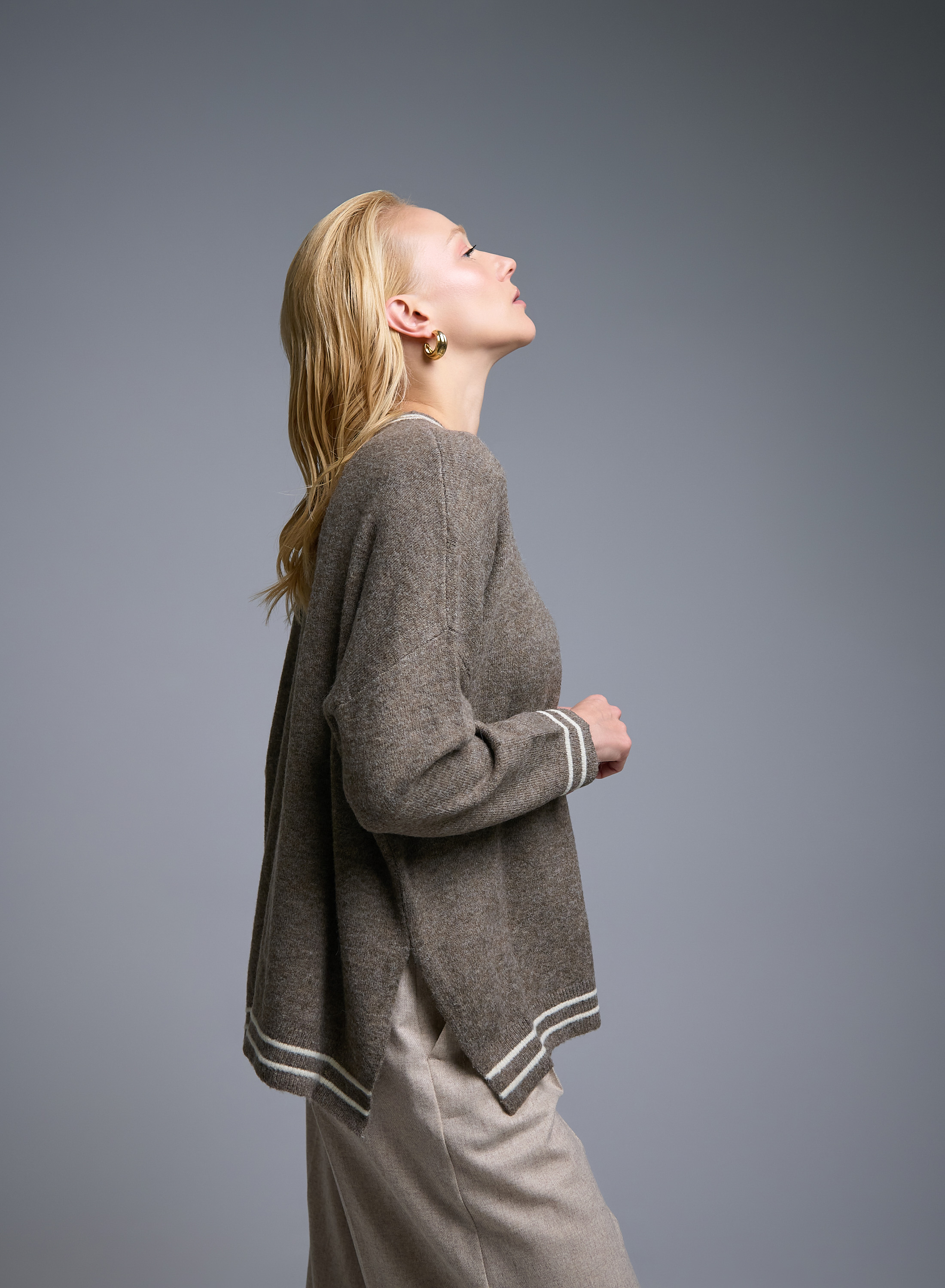 Taupe Sweater with round neck and with side slits See - 4