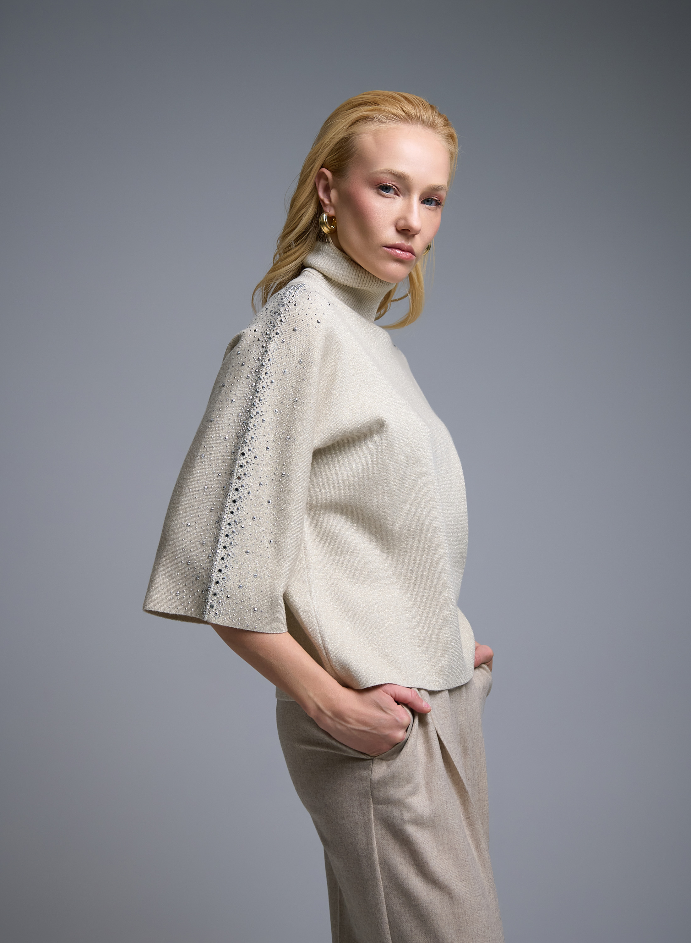 Εκρού Πουλόβερ ζιβάγκο με τρία τέταρτα μανίκια με στρας Valentina Milano - 3