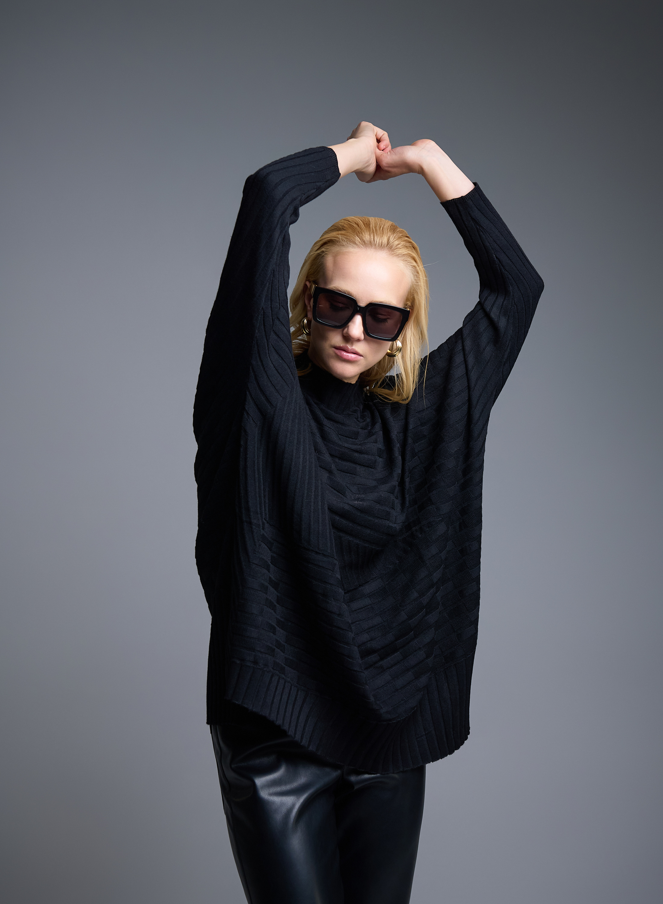 Μαύρο oversized Πουλόβερ ημιζιβάγκο με ανάγλυφες λεπτομέρειες See - 4