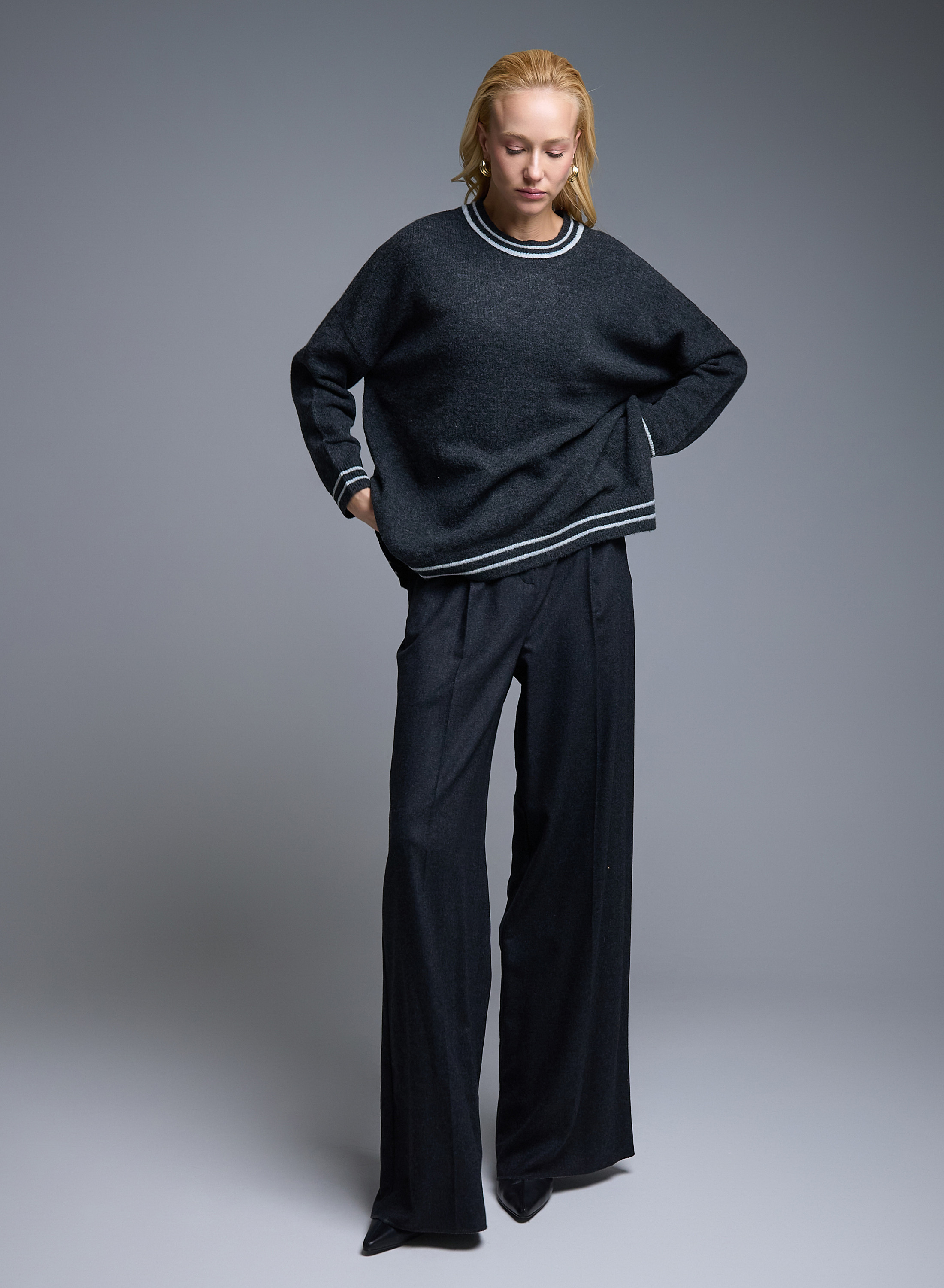 Γκρι Πουλόβερ με στρογγυλή λαιμόκοψη και με ανοίγματα στο πλάι See - 2