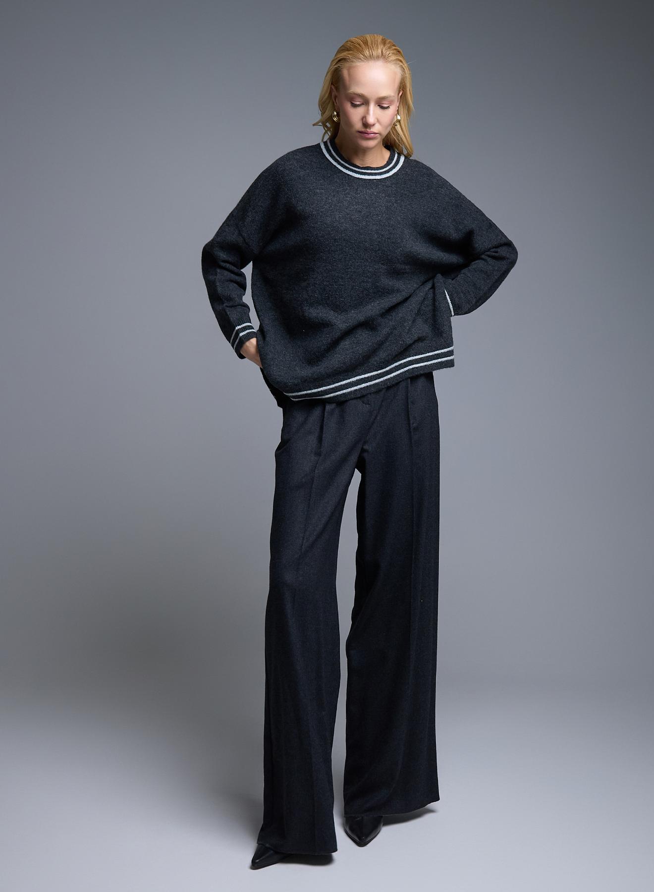 Γκρι Πουλόβερ με στρογγυλή λαιμόκοψη και με ανοίγματα στο πλάι See - 3