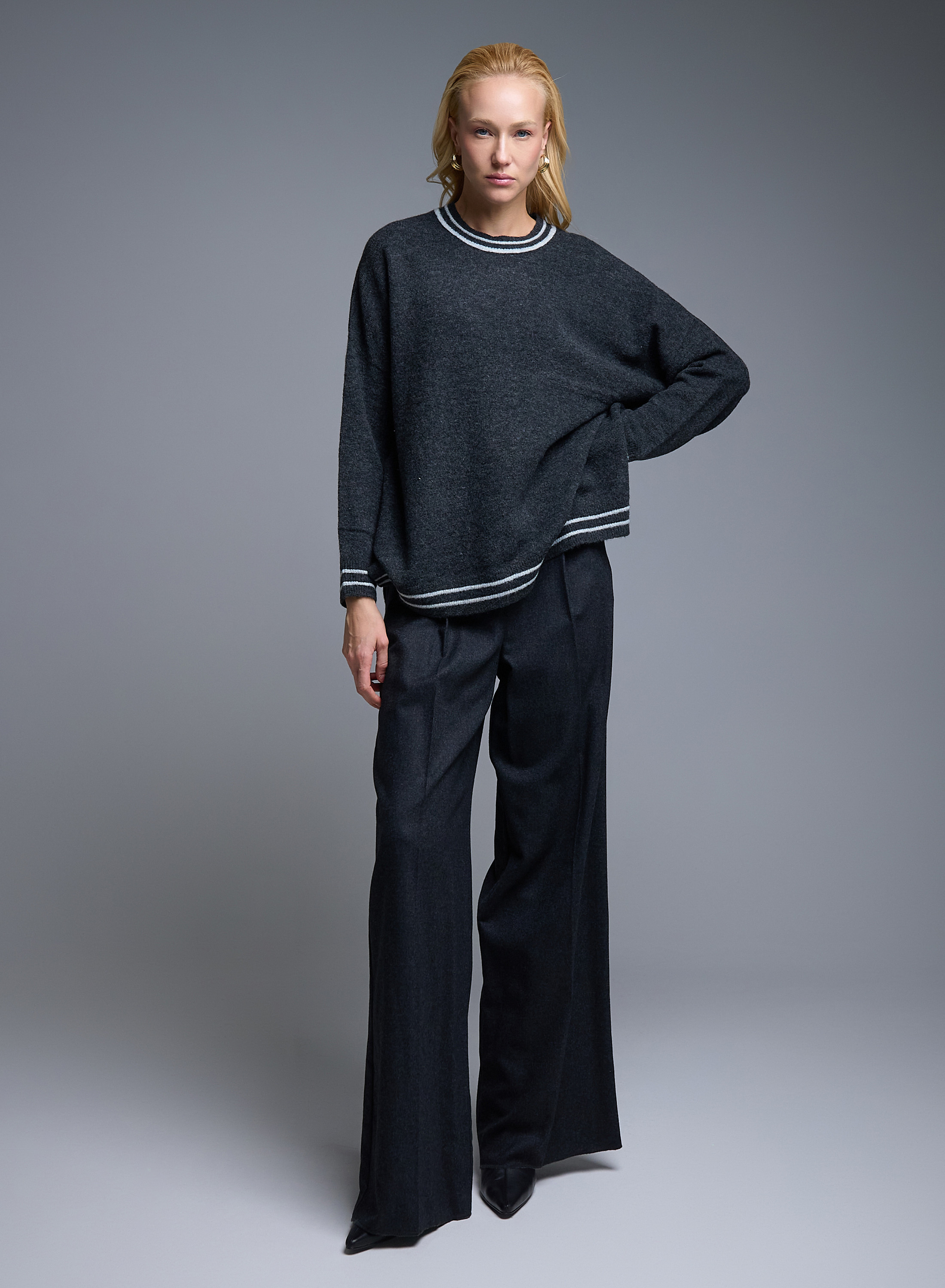 Γκρι Πουλόβερ με στρογγυλή λαιμόκοψη και με ανοίγματα στο πλάι See - 0