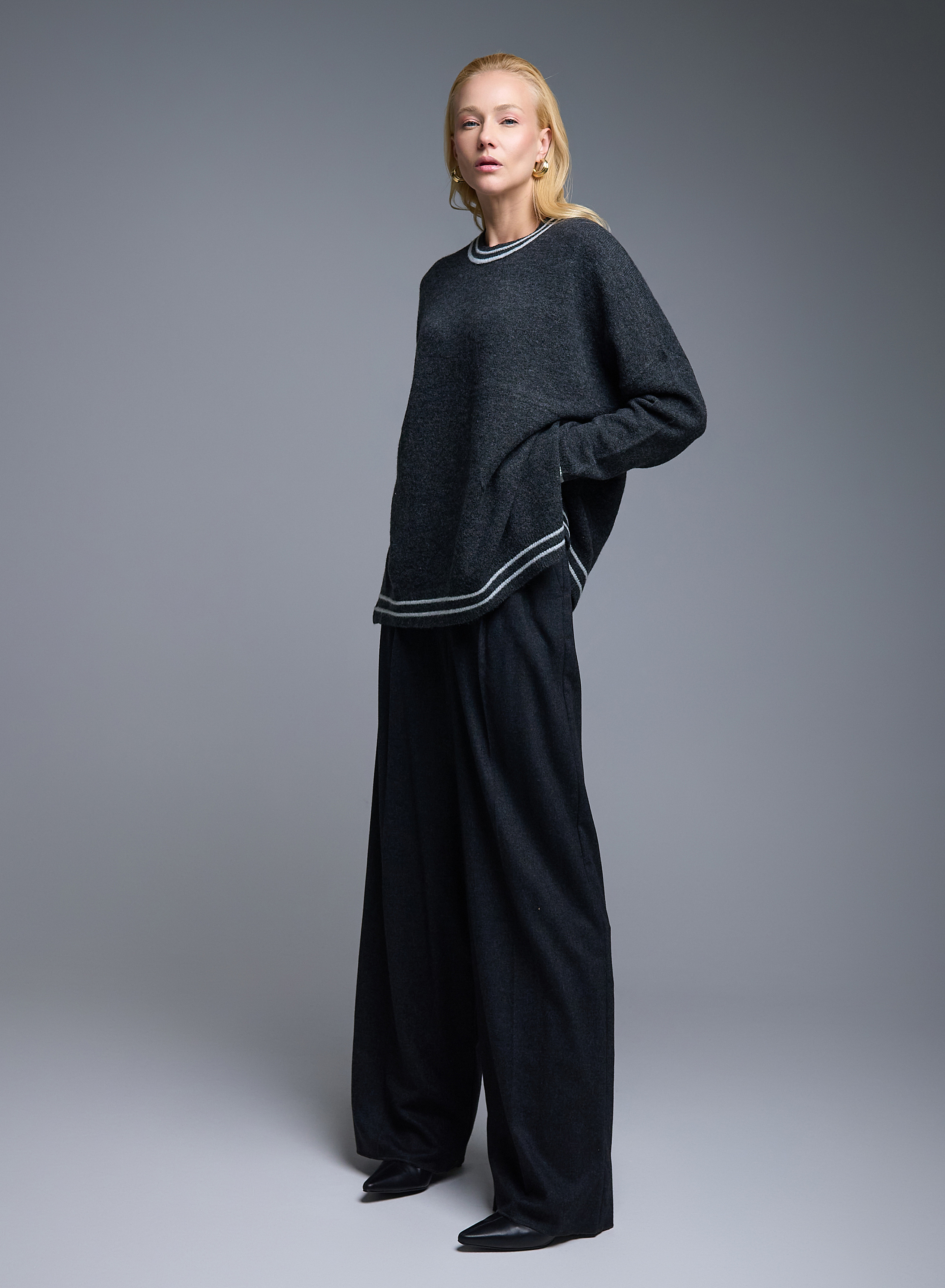 Γκρι Πουλόβερ με στρογγυλή λαιμόκοψη και με ανοίγματα στο πλάι See - 3