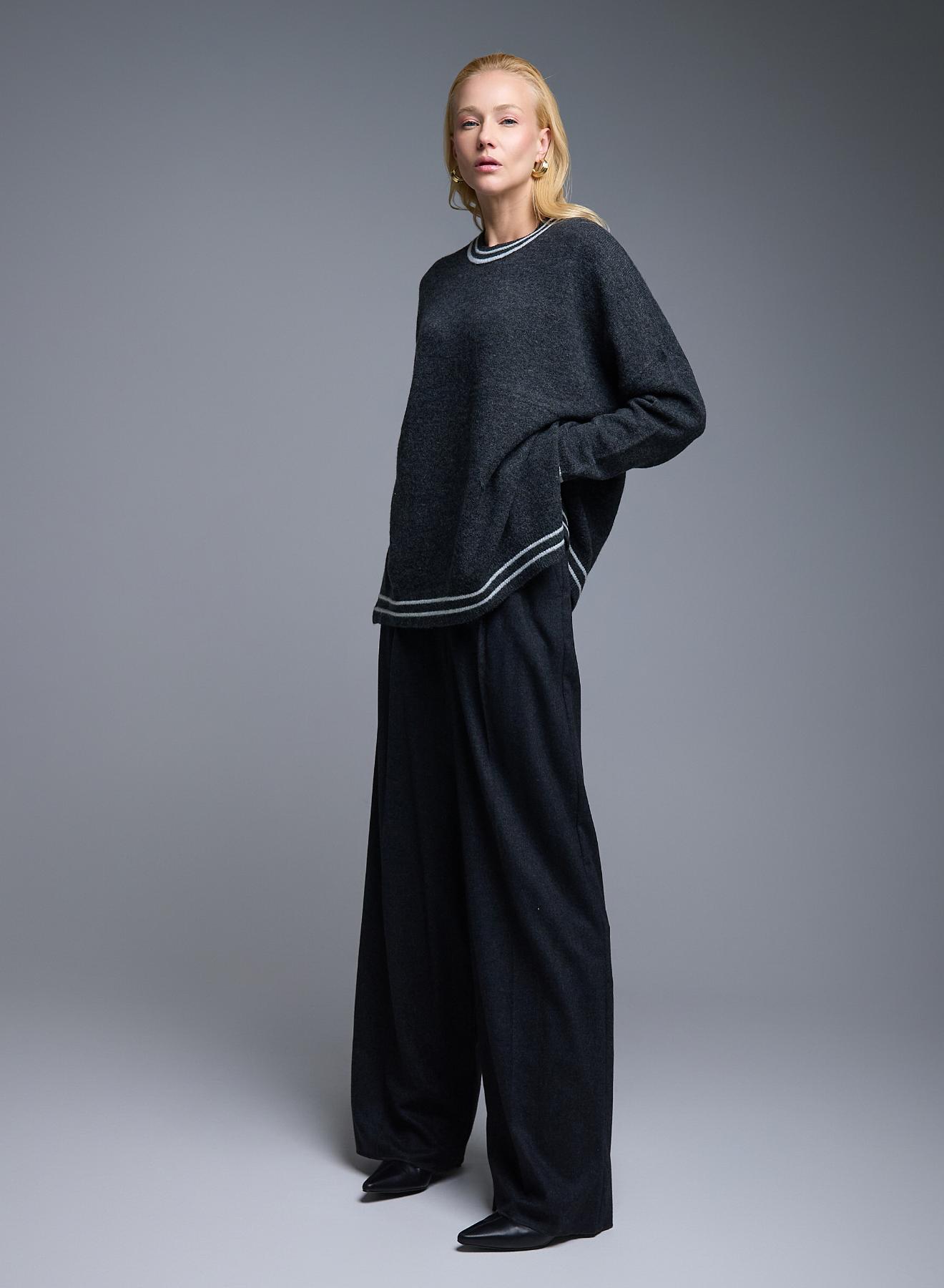 Γκρι Πουλόβερ με στρογγυλή λαιμόκοψη και με ανοίγματα στο πλάι See - 4