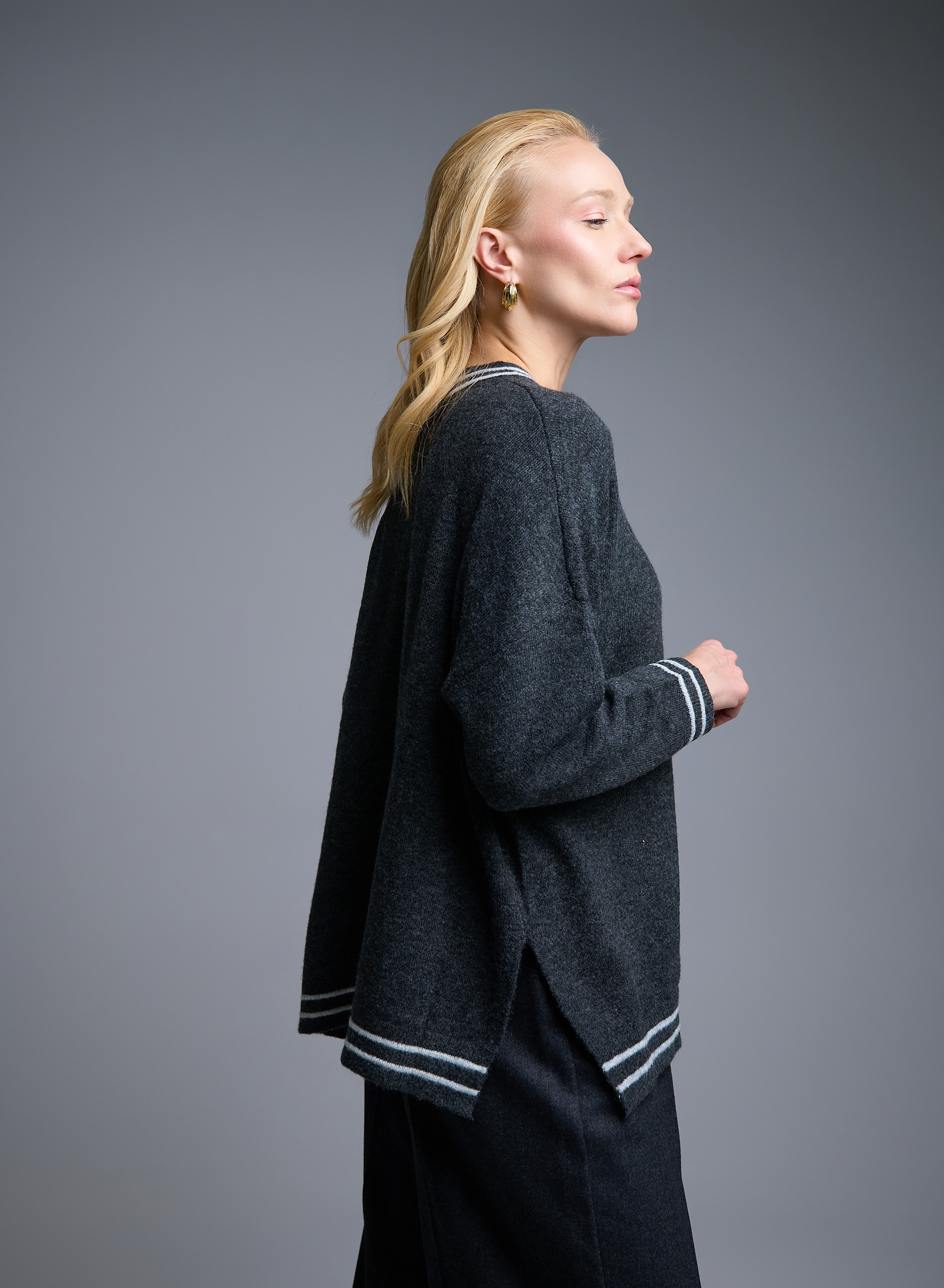 Γκρι Πουλόβερ με στρογγυλή λαιμόκοψη και με ανοίγματα στο πλάι See - 1