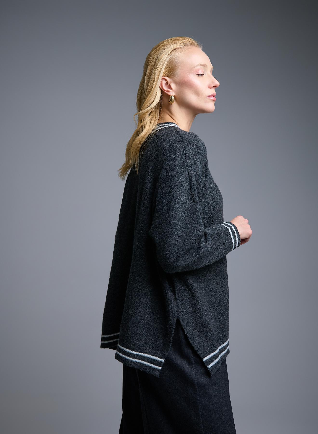 Γκρι Πουλόβερ με στρογγυλή λαιμόκοψη και με ανοίγματα στο πλάι See - 2