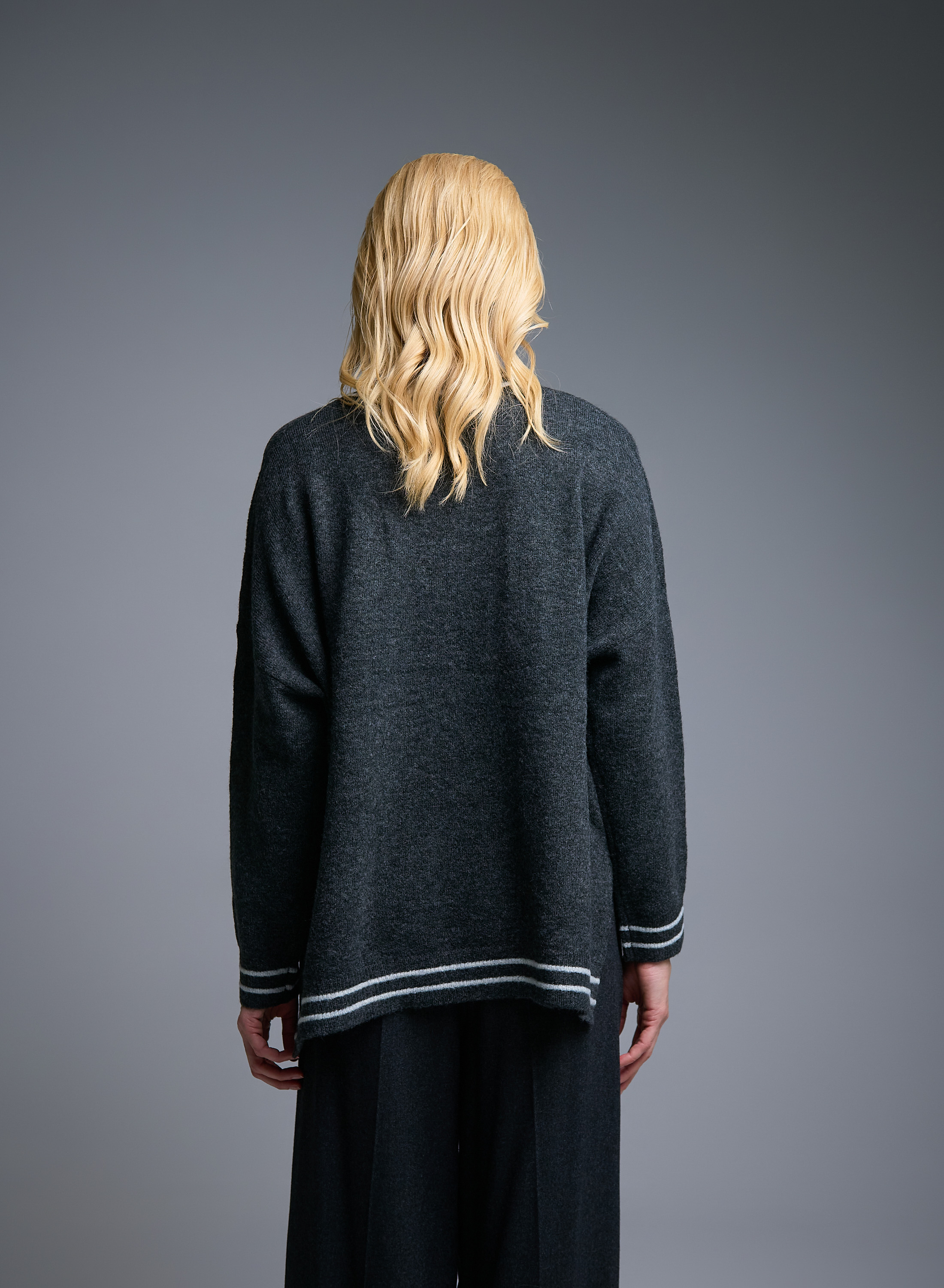 Γκρι Πουλόβερ με στρογγυλή λαιμόκοψη και με ανοίγματα στο πλάι See - 4