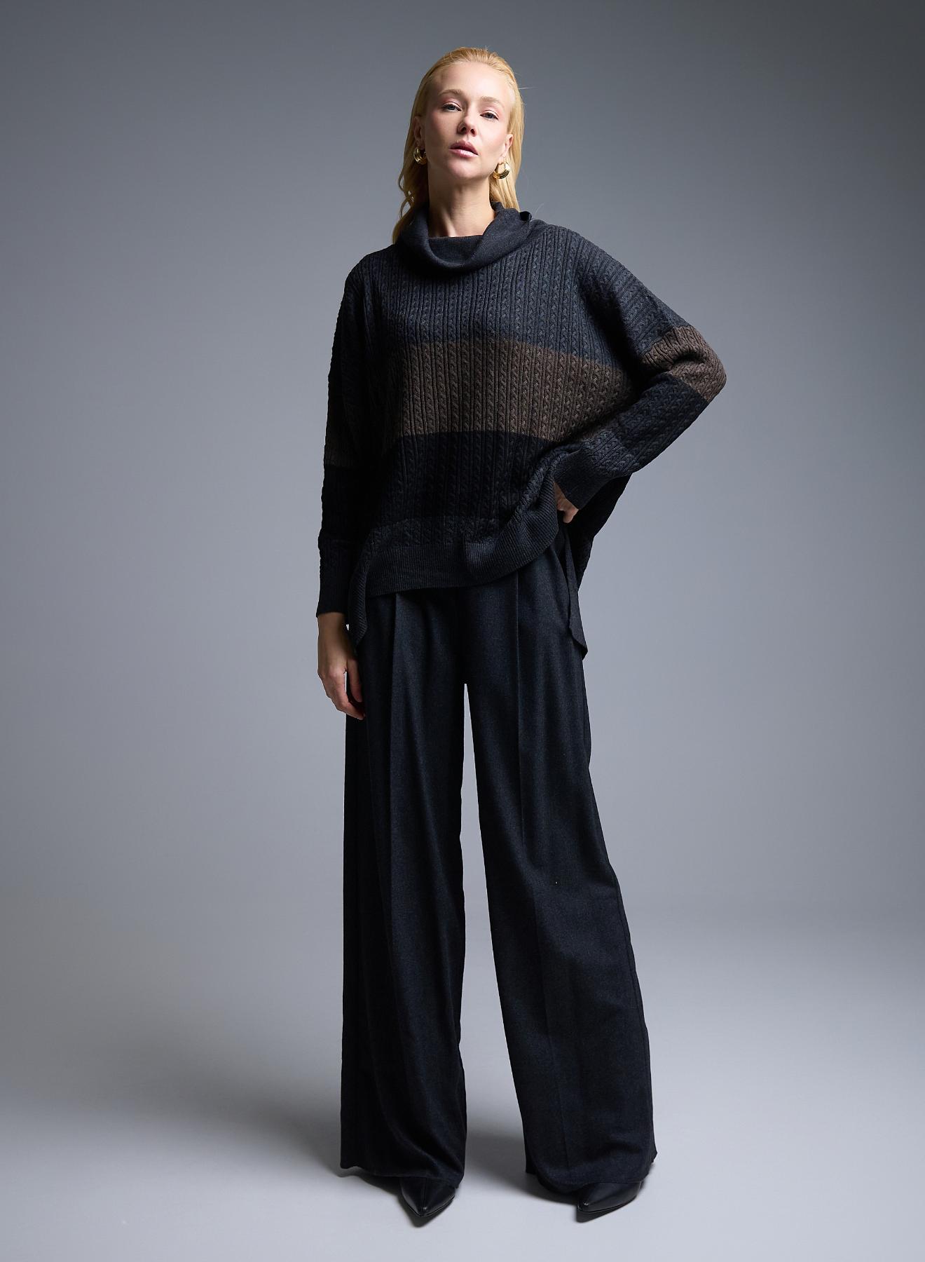 Γκρι-Σοκολά-Μαύρο Πουλόβερ ζιβάγκο με φαρδιές ρίγες και ανάγλυφες λεπτομέρειες σε χαλαρή γραμμή See - 3