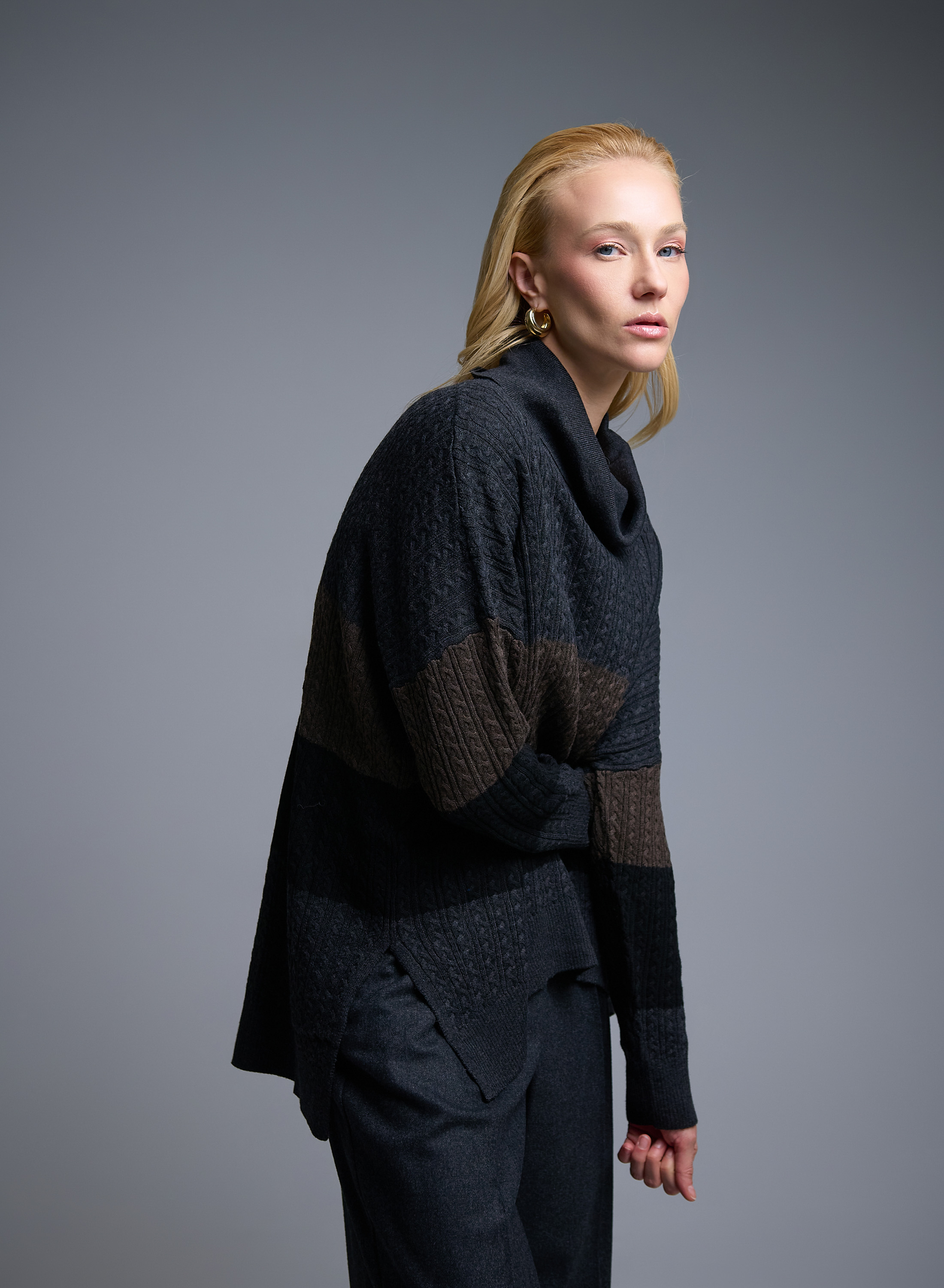 Γκρι-Σοκολά-Μαύρο Πουλόβερ ζιβάγκο με φαρδιές ρίγες και ανάγλυφες λεπτομέρειες σε χαλαρή γραμμή See - 1