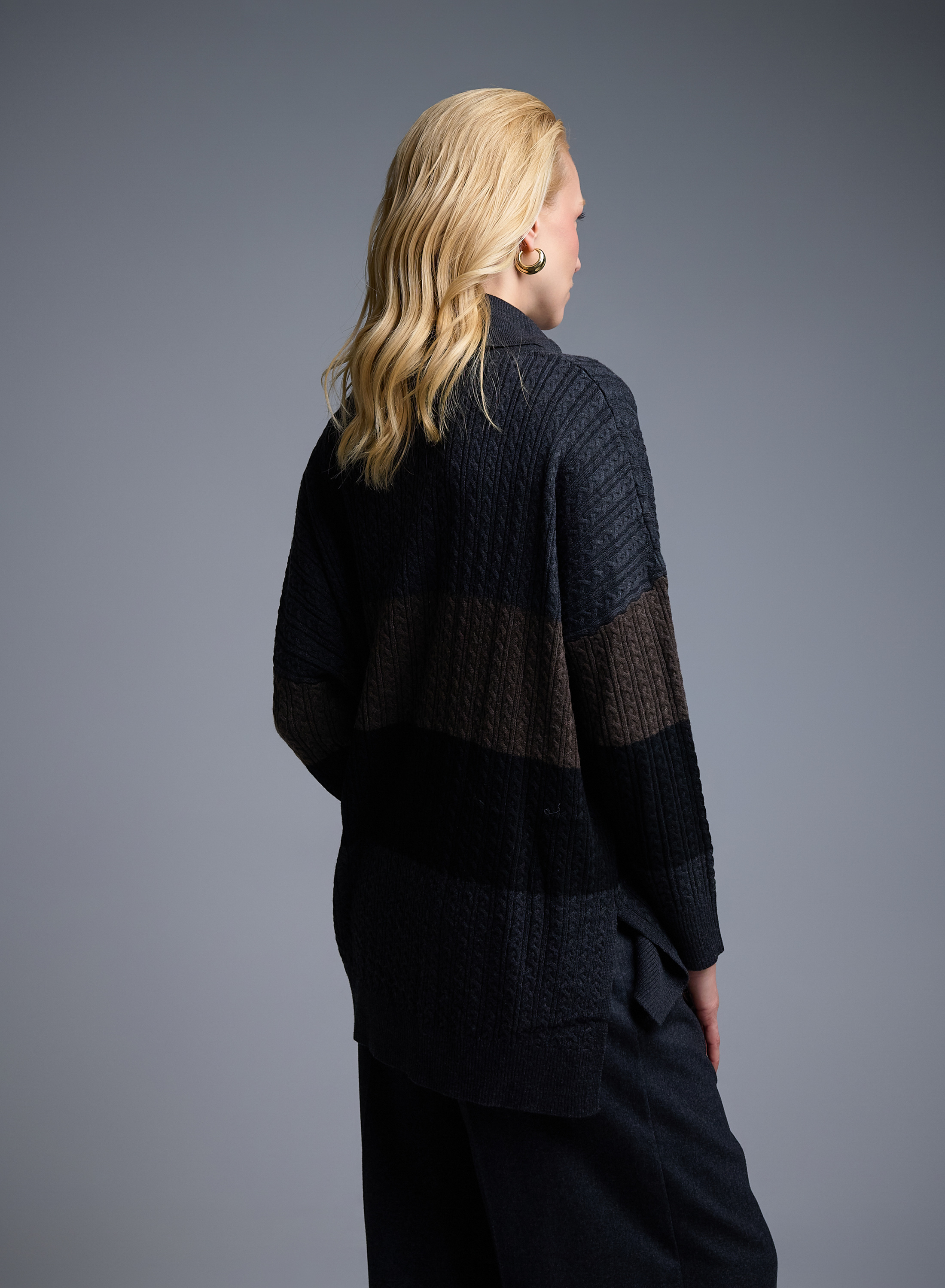 Γκρι-Σοκολά-Μαύρο Πουλόβερ ζιβάγκο με φαρδιές ρίγες και ανάγλυφες λεπτομέρειες σε χαλαρή γραμμή See - 4