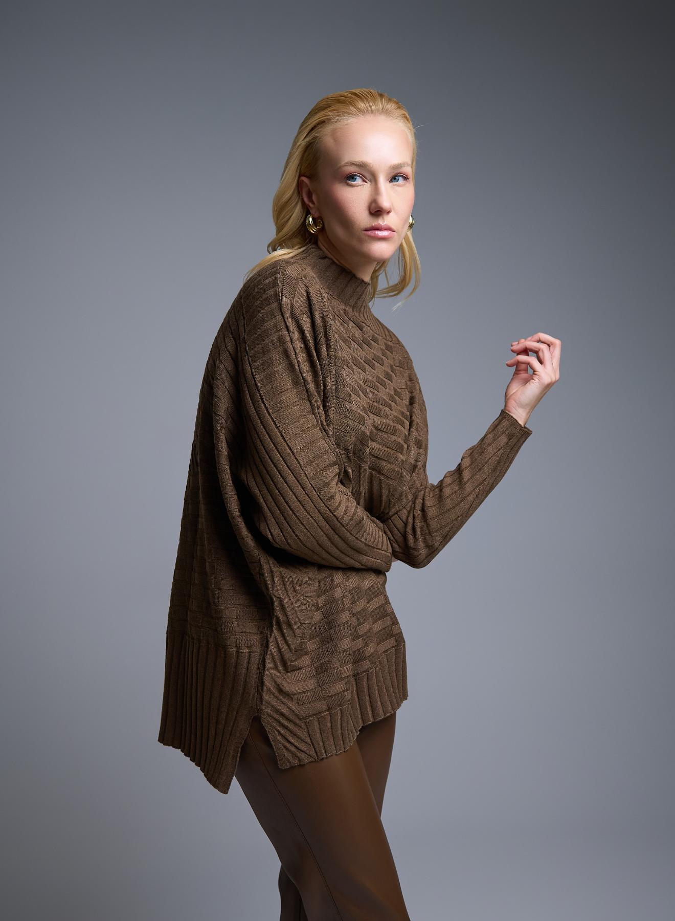 Καφέ oversized Πουλόβερ ημιζιβάγκο με ανάγλυφες λεπτομέρειες See - 3