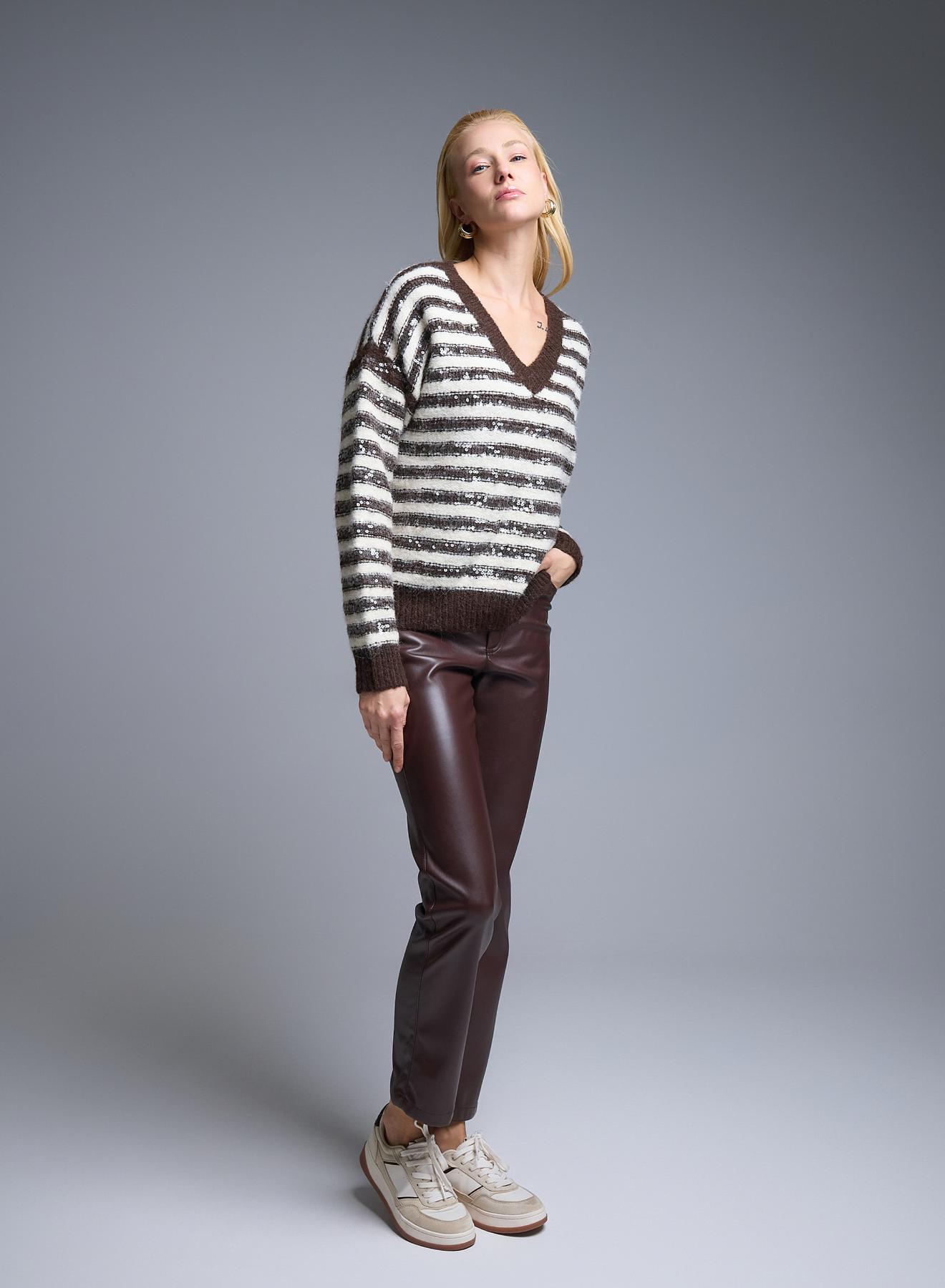 Σοκολά-Εκρού Πουλόβερ με V λαιμόκοψη και με ρίγες με παγιέτες La Liberta - 4