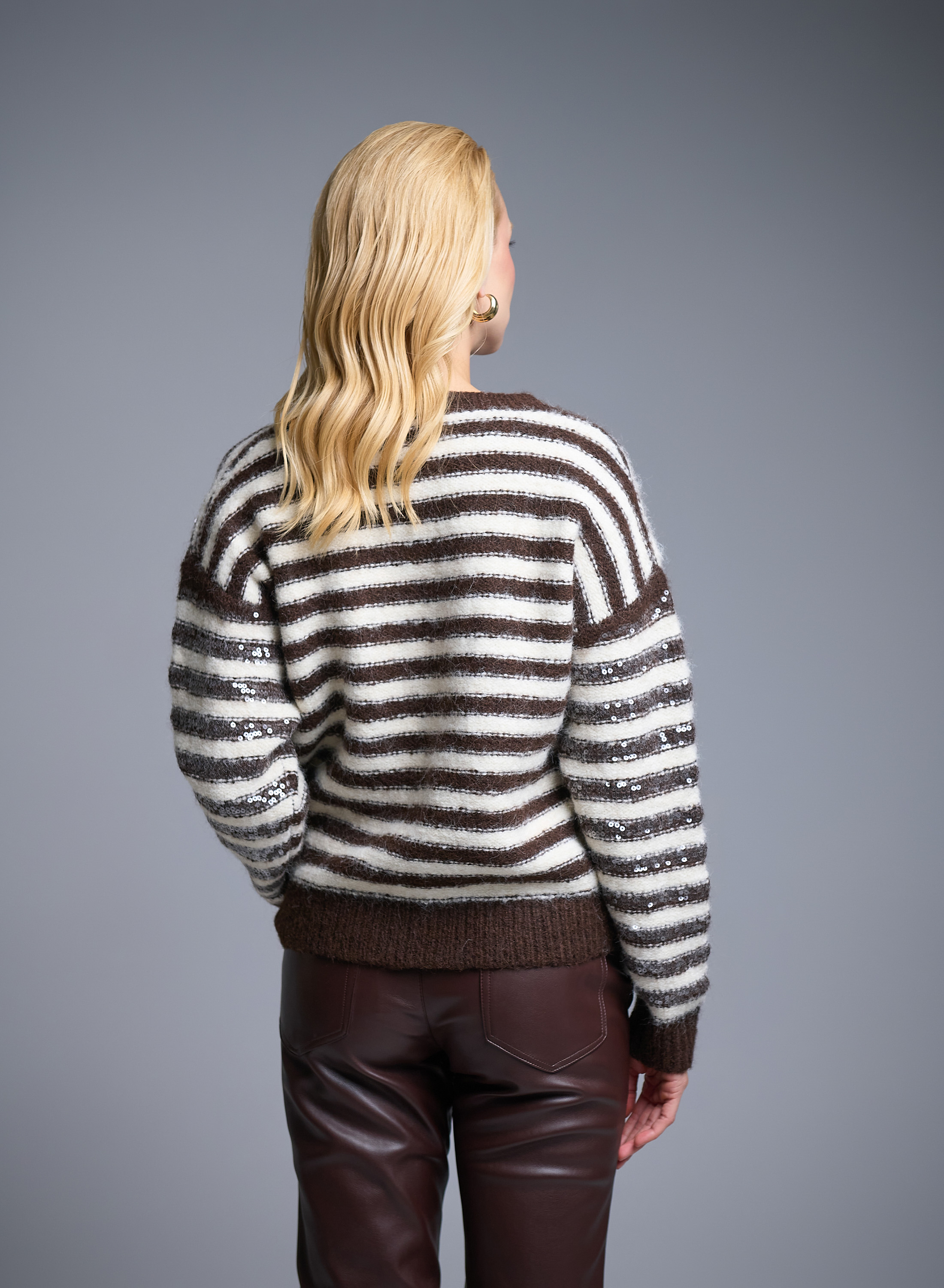 Σοκολά-Εκρού Πουλόβερ με V λαιμόκοψη και με ρίγες με παγιέτες La Liberta - 4