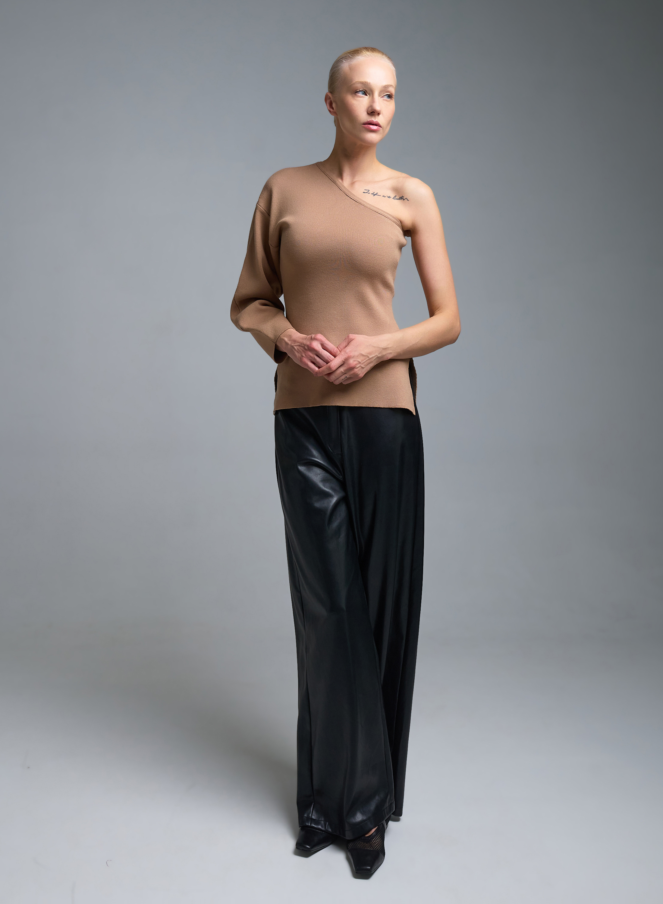 Κάμελ πλεκτή Μπλούζα με έναν ώμο Kontatto - 3