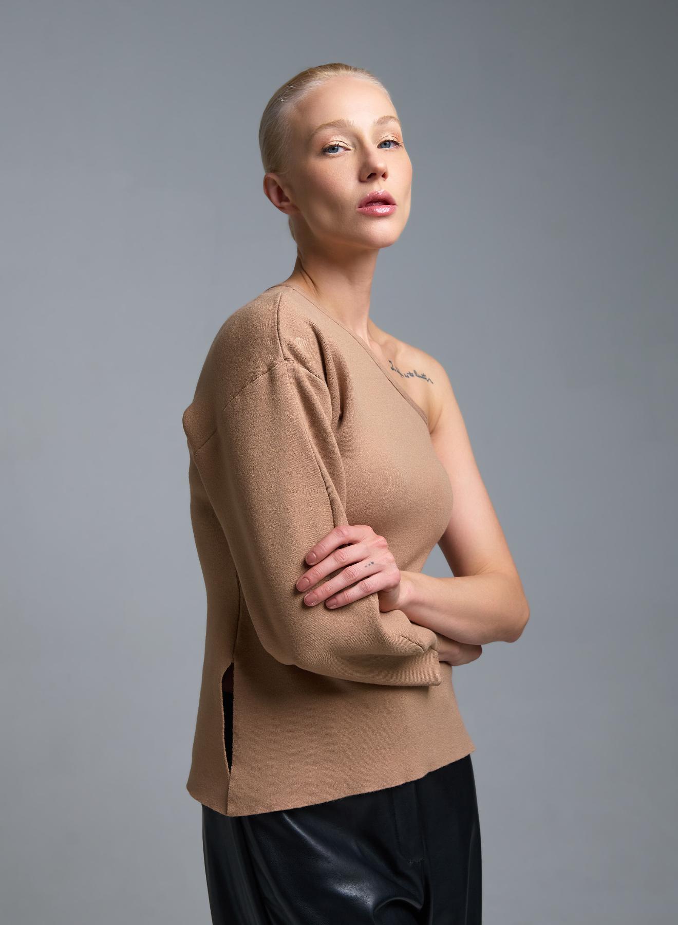 Κάμελ πλεκτή Μπλούζα με έναν ώμο Kontatto - 3