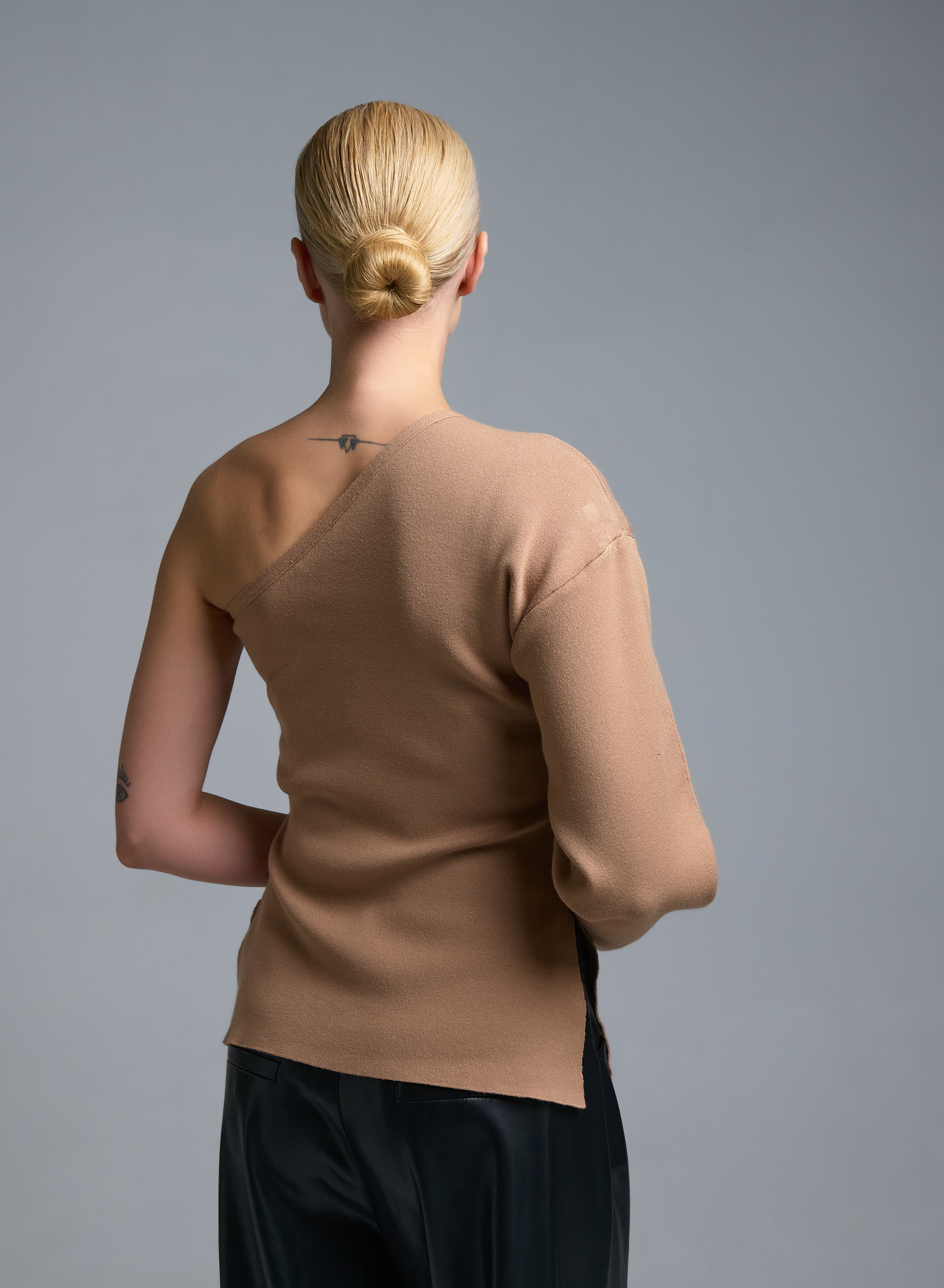 Κάμελ πλεκτή Μπλούζα με έναν ώμο Kontatto - 4