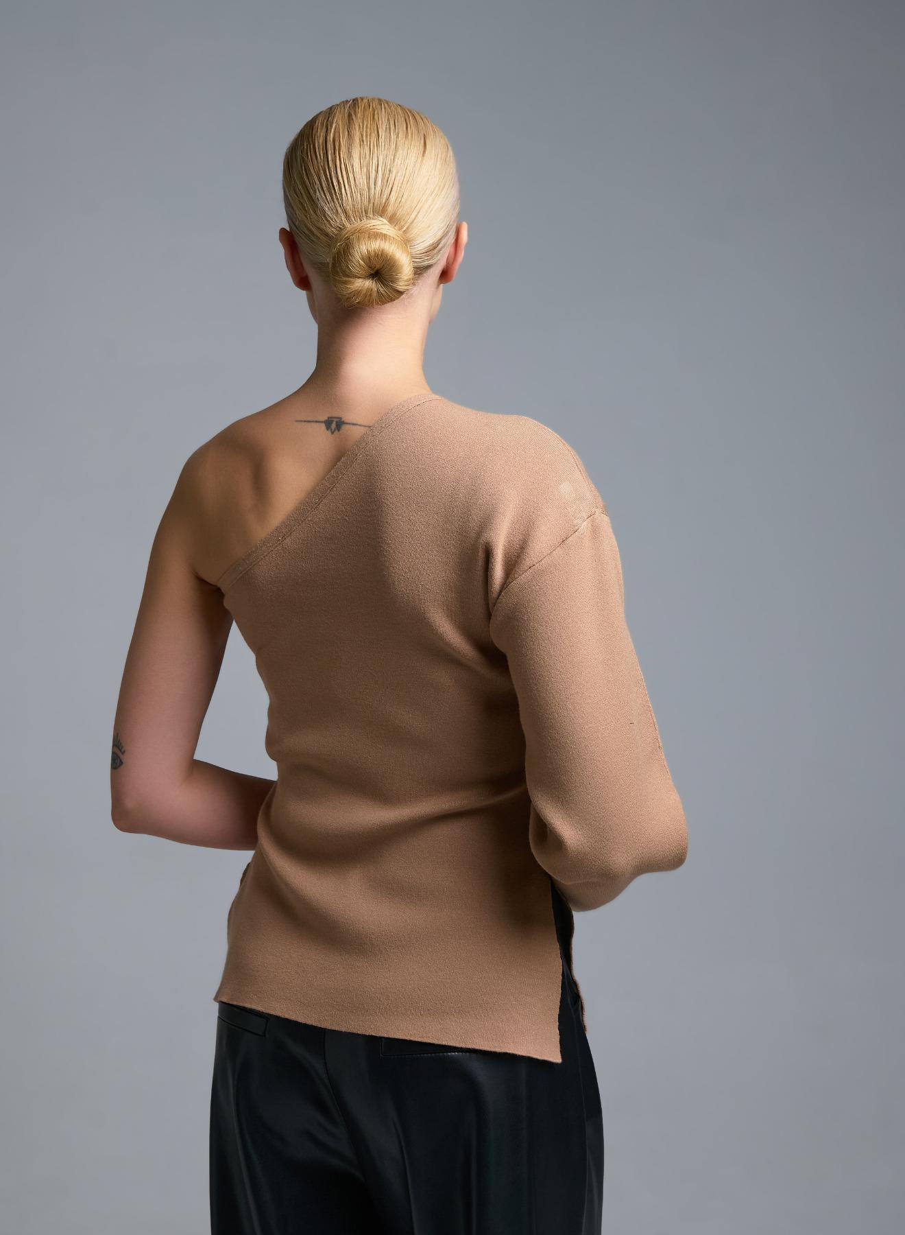 Κάμελ πλεκτή Μπλούζα με έναν ώμο Kontatto - 5