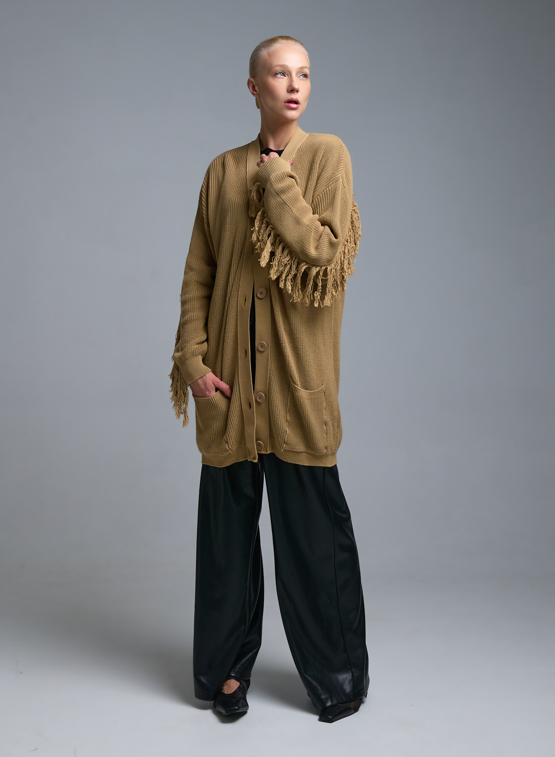 Κάμελ πλεκτή Ζακέτα με κρόσια και με εξωτερικές τσέπες μπροστά Kontatto - 2