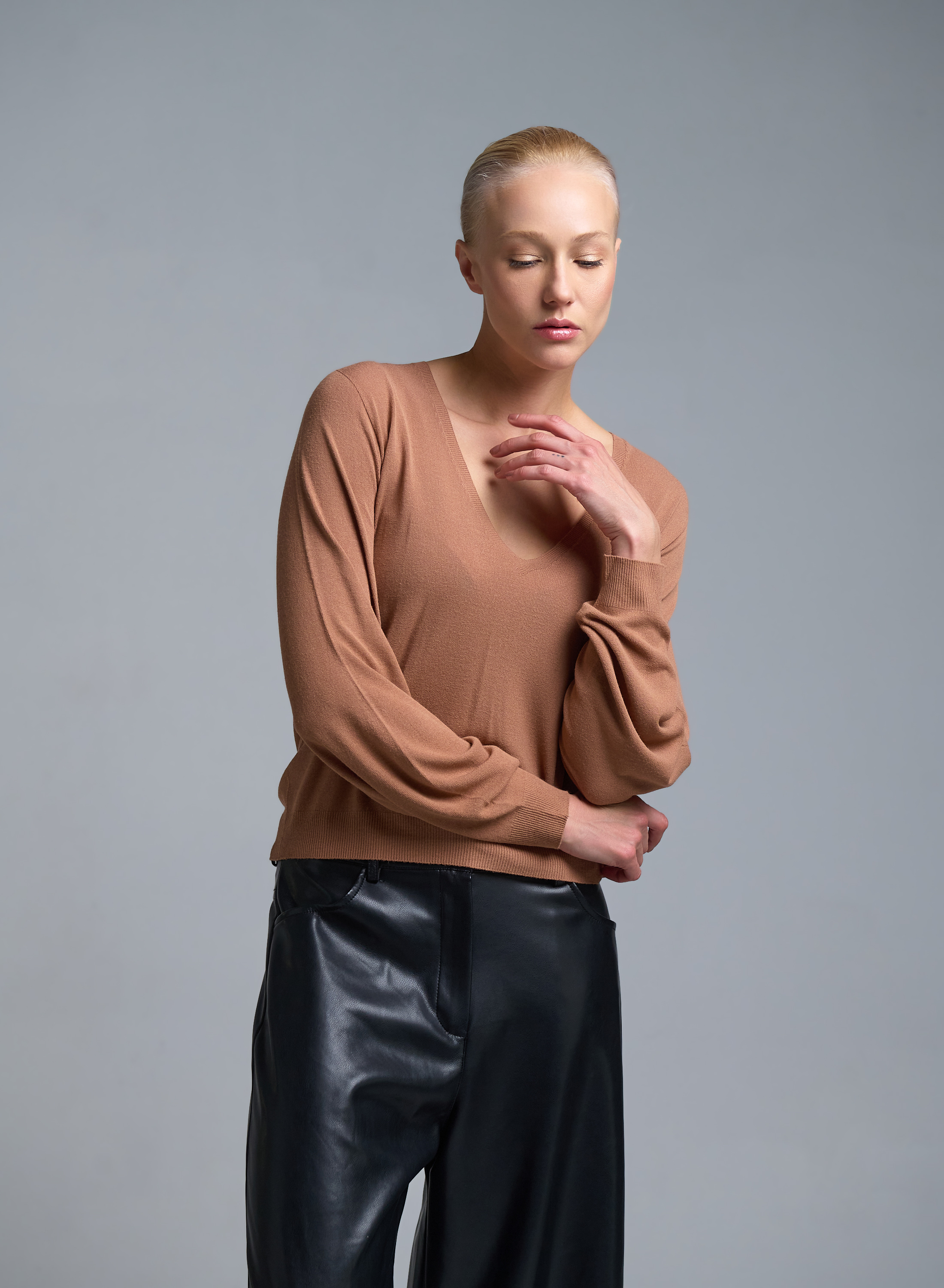 Κάμελ πλεκτή Μπλούζα με V λαιμόκοψη Kontatto - 2
