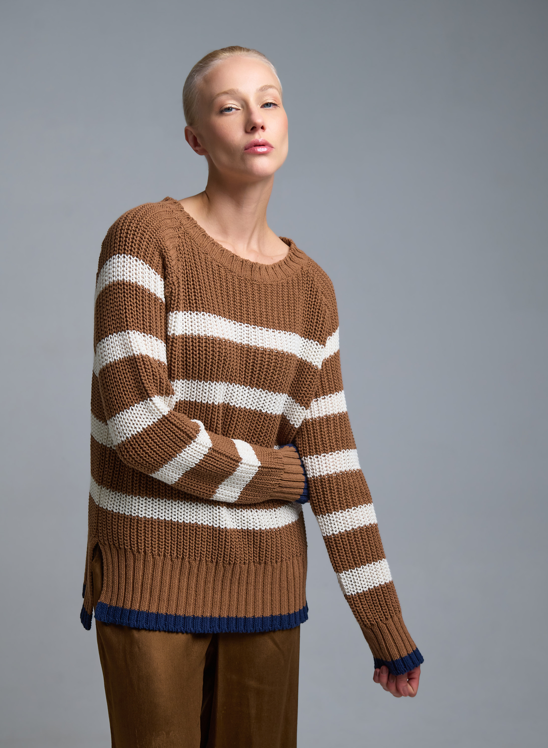 Ταμπά-Εκρού Πουλόβερ με στρογγυλή λαιμόκοψη και με φαρδιές ρίγες Kontatto - 0