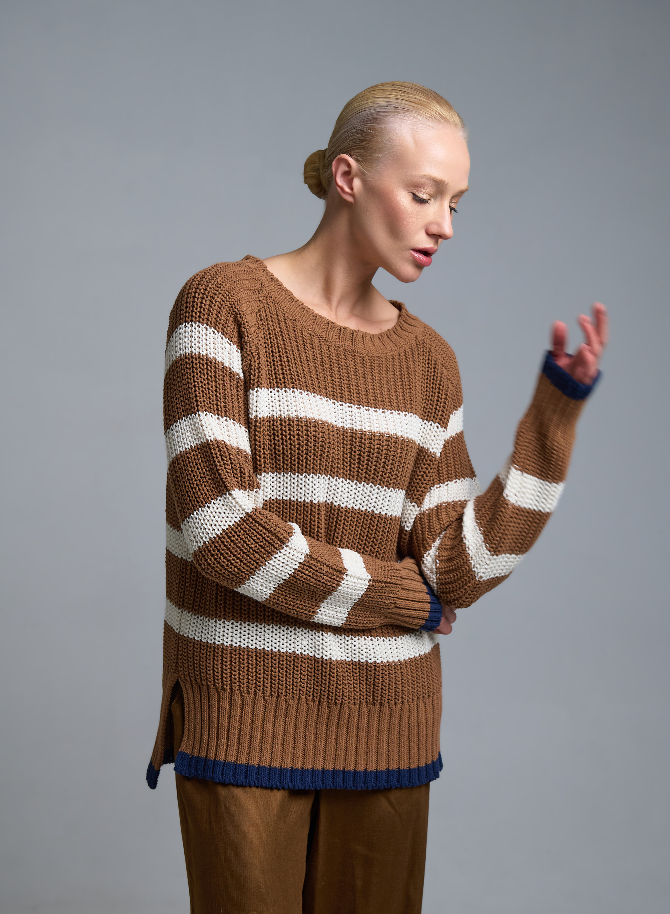 Ταμπά-Εκρού Πουλόβερ με στρογγυλή λαιμόκοψη και με φαρδιές ρίγες Kontatto - 3