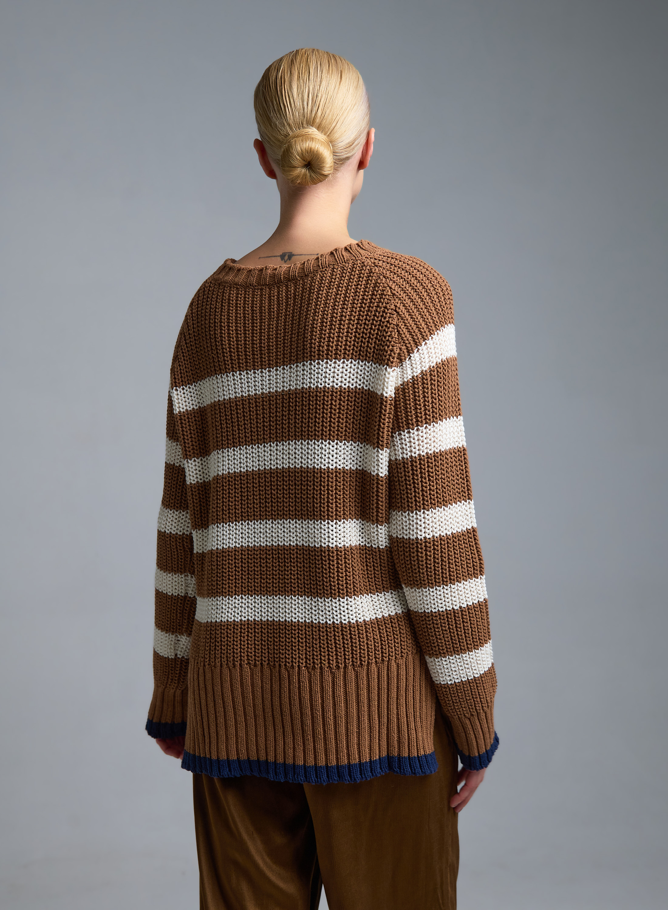 Ταμπά-Εκρού Πουλόβερ με στρογγυλή λαιμόκοψη και με φαρδιές ρίγες Kontatto - 4