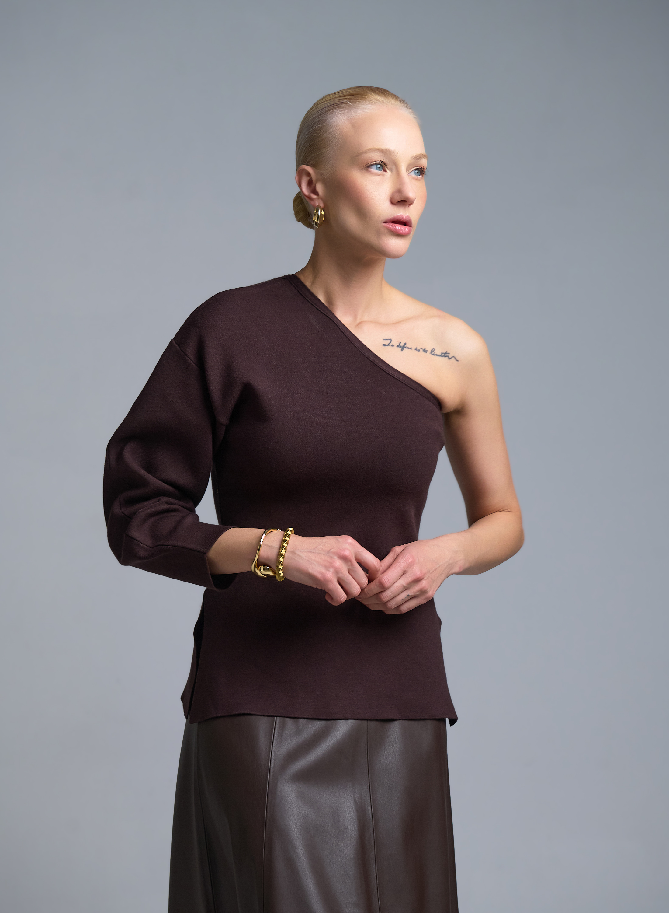 Σοκολά πλεκτή Μπλούζα με έναν ώμο Kontatto - 0