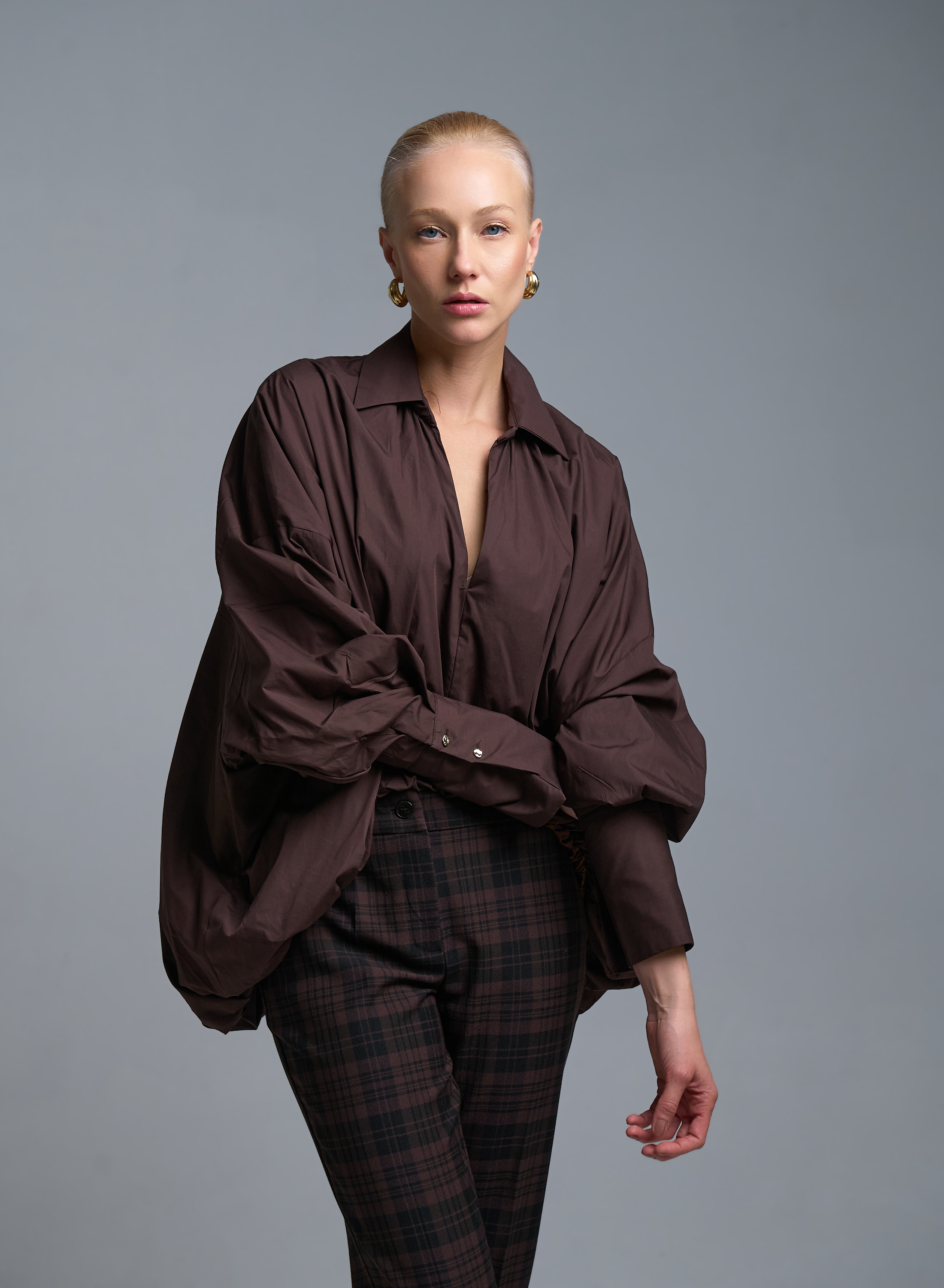 Σοκολά Μπλούζα balloon με V λαιμόκοψη και γιακά, ασύμμετρη με λάστιχο στο τελείωμα Imperial - 0