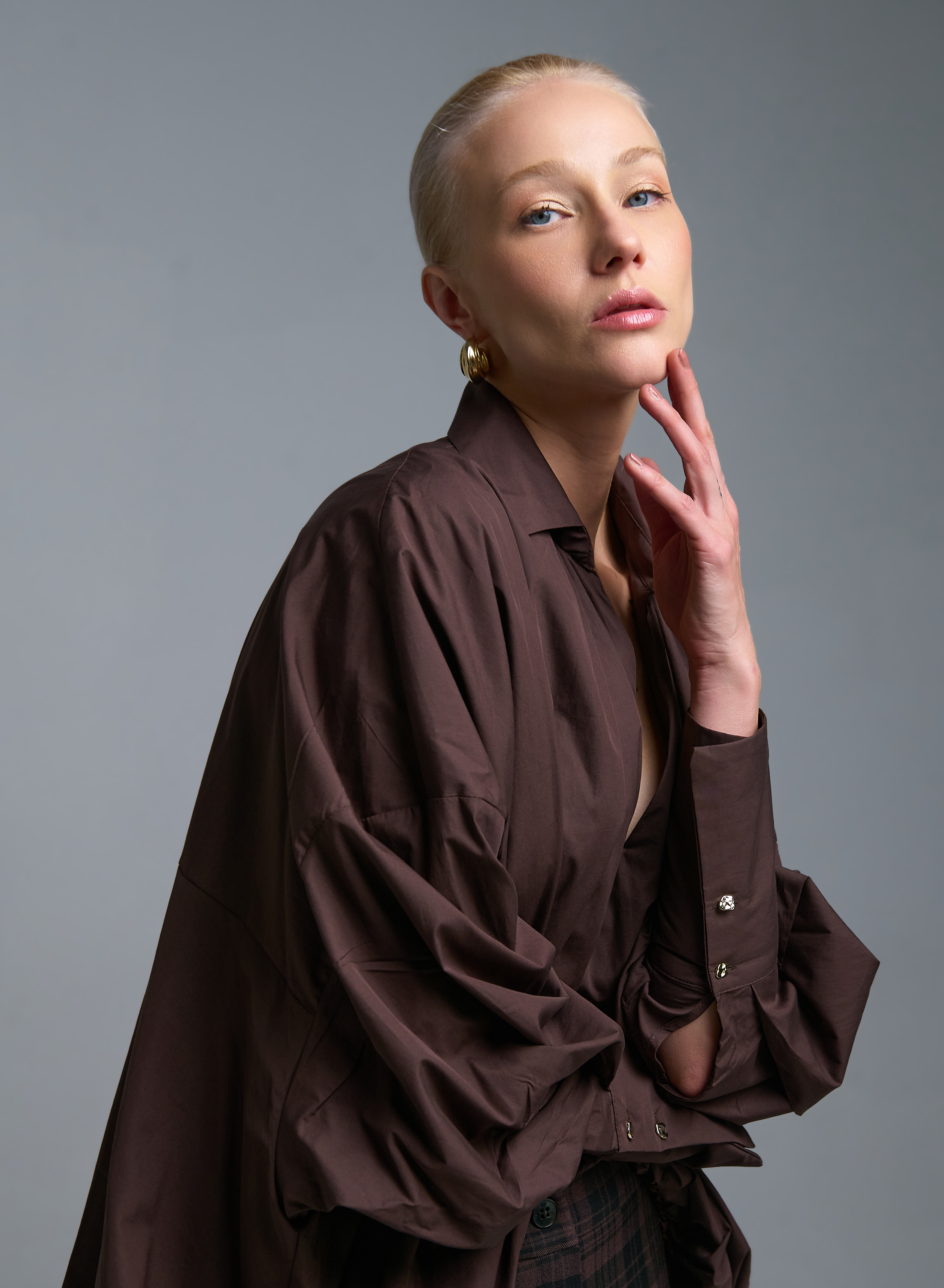 Σοκολά Μπλούζα balloon με V λαιμόκοψη και γιακά, ασύμμετρη με λάστιχο στο τελείωμα Imperial - 1