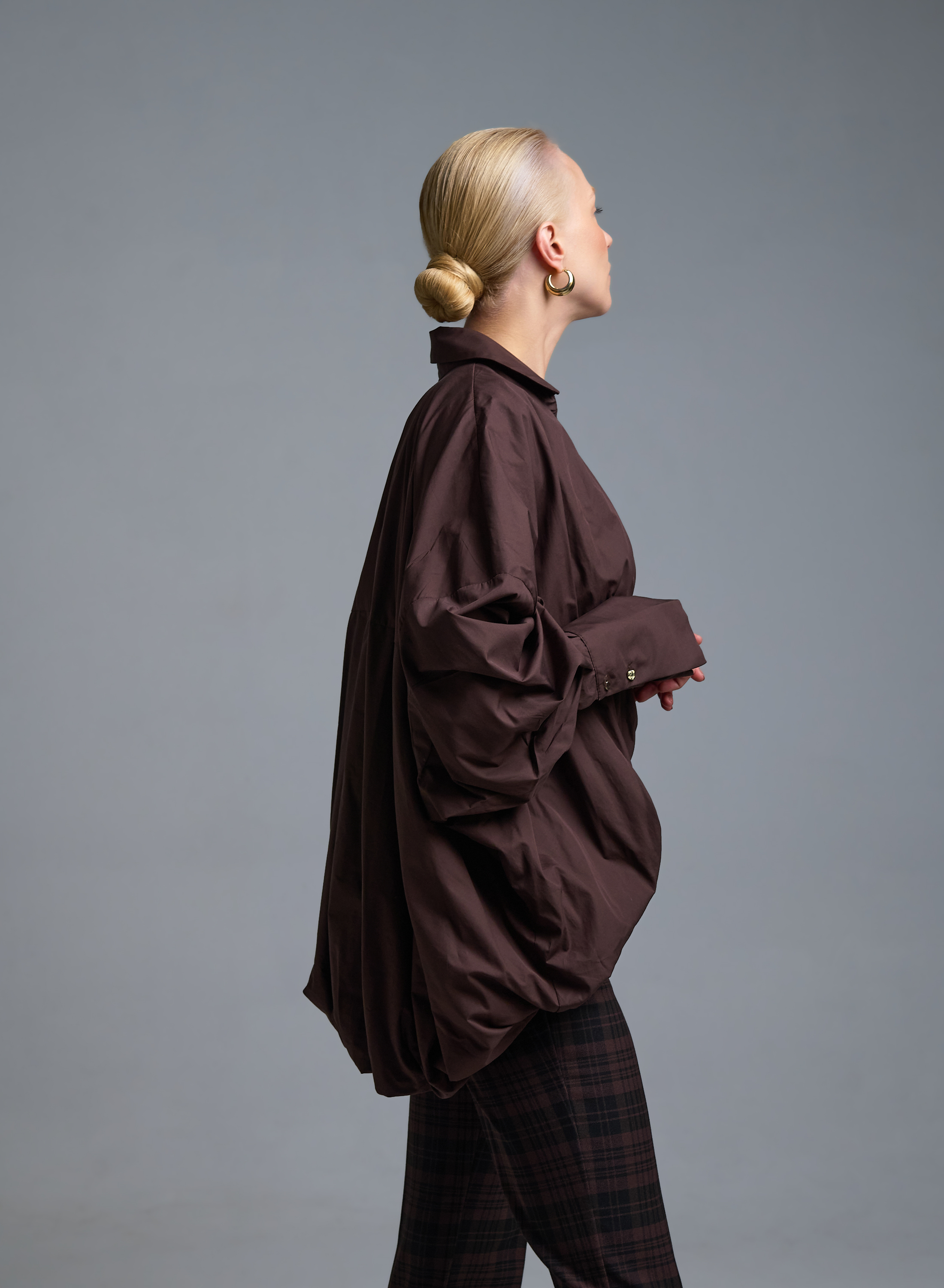 Σοκολά Μπλούζα balloon με V λαιμόκοψη και γιακά, ασύμμετρη με λάστιχο στο τελείωμα Imperial - 2