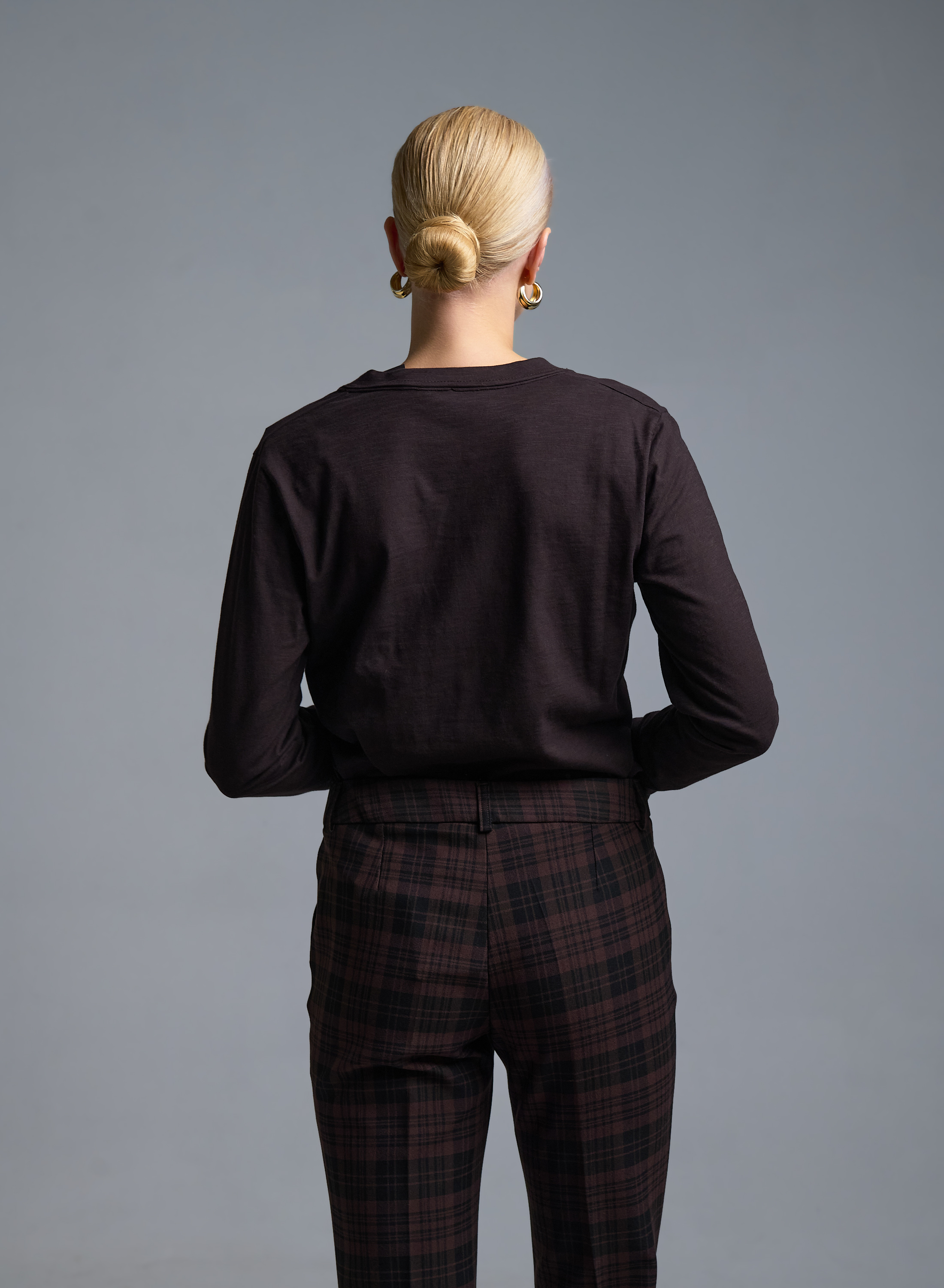 Σοκολά βαμβακερό T-Shirt με μακριά μανίκια και με V λαιμόκοψη Milla - 2