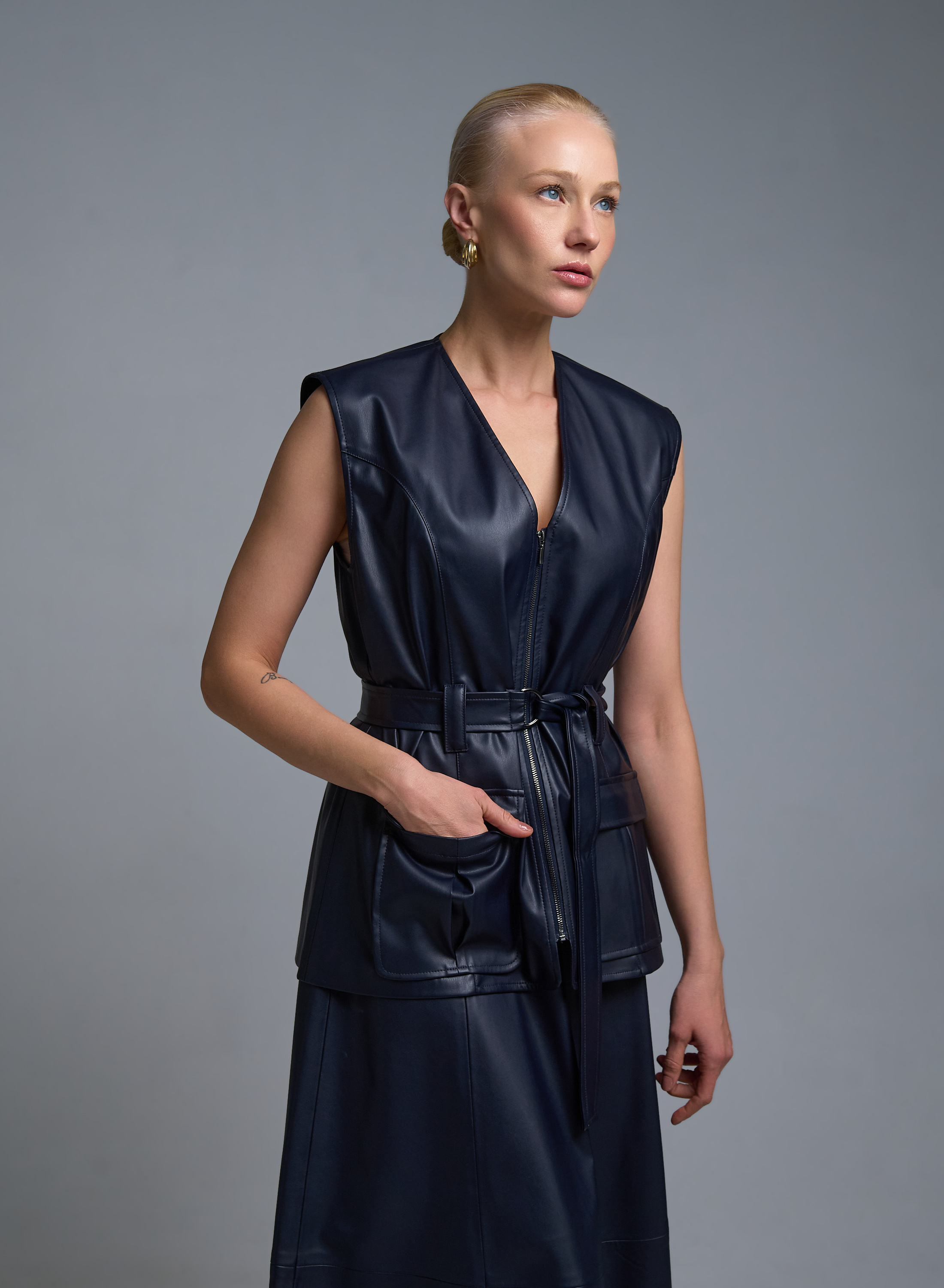 Μπλε Γιλέκο με ζώνη και εξωτερικές τσέπες μπροστά από οικολογικό δέρμα Milla - 0